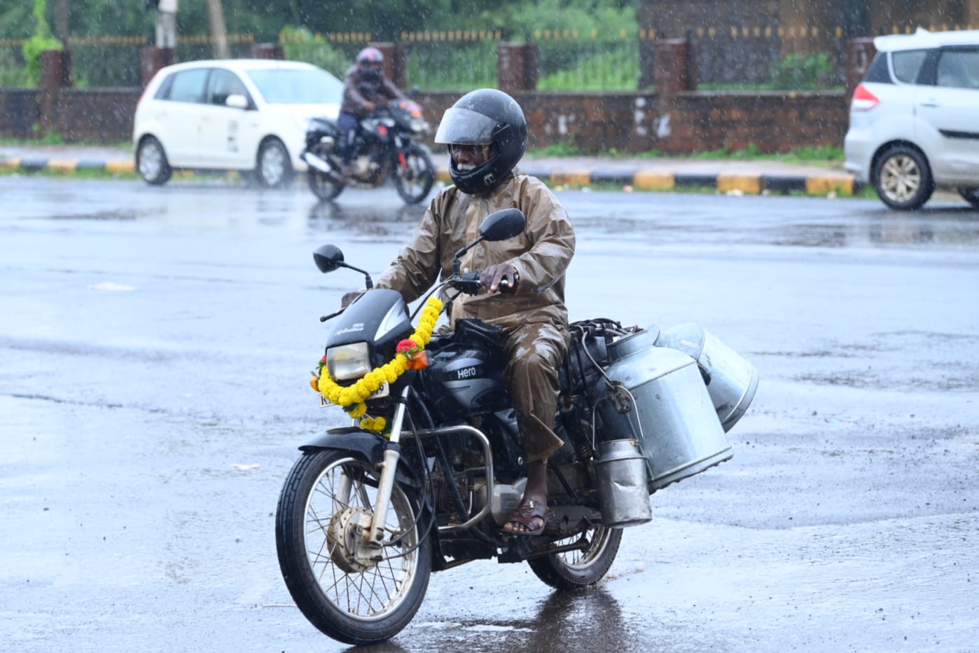 ರೈತನೊಬ್ಬ ಮಳೆಯಲ್ಲೇ ಬೈಕ್‌ಗಳಿಗೆ ಕ್ಯಾನ್‌ ಕಟ್ಟಿಕೊಂಡು ಹಾಲು ಕೊಂಡೊಯ್ದ
–ಪ್ರಜಾವಾಣಿ ಚಿತ್ರಗಳು: ಲೋಕೇಶ ವಿ. ಬಿರಾದಾರ