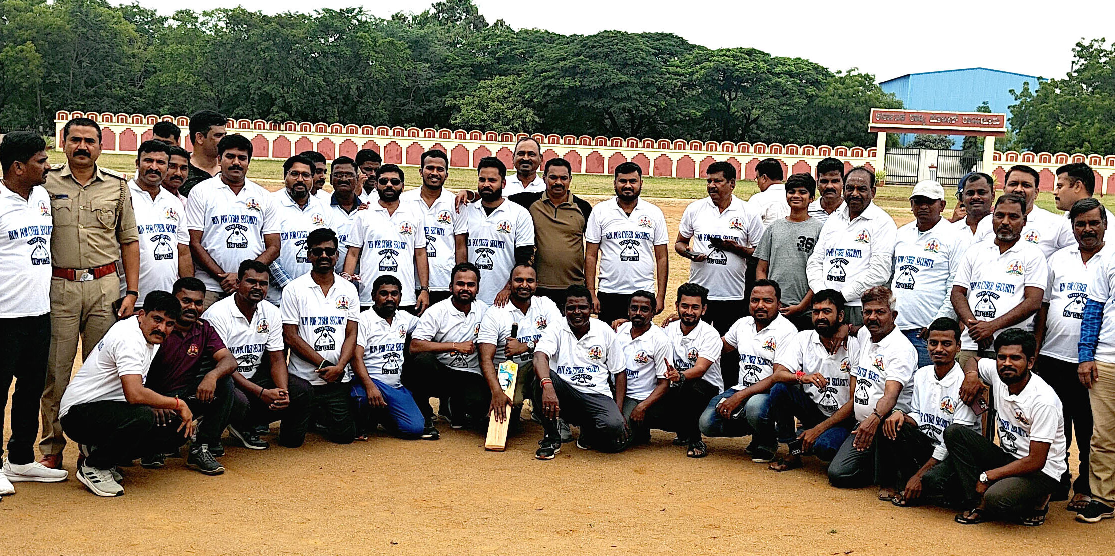 ರಾಯಚೂರಿನ ಪೊಲೀಸ್‌ ಮೈದಾನದಲ್ಲಿ ಬುಧವಾರ ನಡೆದ ಕ್ರಿಕೆಟ್‌ ಪಂದ್ಯದಲ್ಲಿ ಗೆಲುವು ಸಾಧಿಸಿದ ಪೊಲೀಸ್‌ ಅಧಿಕಾರಿಗಳ ತಂಡ