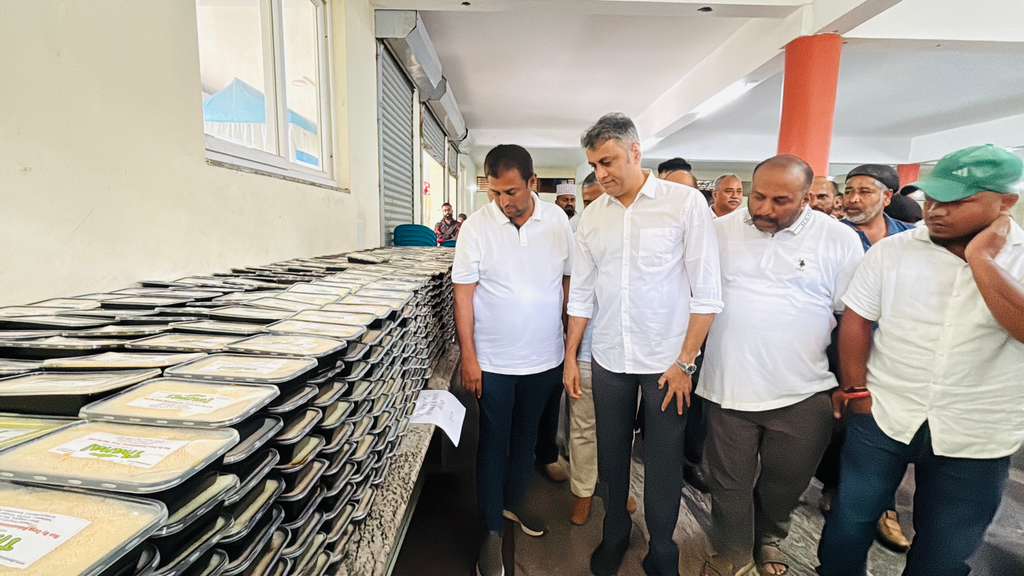 ಸಾರ್ವಜನಿಕರಿಗೆ ವಿತರಿಸಲು ತಯಾರಿಸಿಟ್ಟಿರುವ ಬಿರಿಯಾನಿ ಪೊಟ್ಟಣಗಳನ್ನು ಶಾಸಕ ಎ.ಎಸ್‌. ಪೊನ್ನಣ್ಣ ವೀಕ್ಷಿಸಿದರು