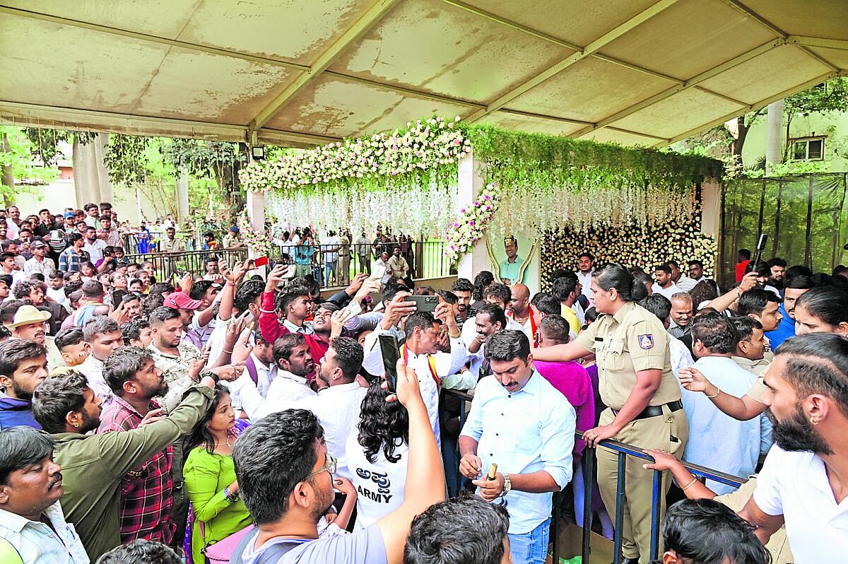 ಪುನೀತ್‌ ರಾಜ್‌ಕುಮಾರ್‌ 4ನೇ ವರ್ಷದ ಪುಣ್ಯಸ್ಮರಣೆ: ಸಮಾಧಿಗೆ ಪೂಜೆ