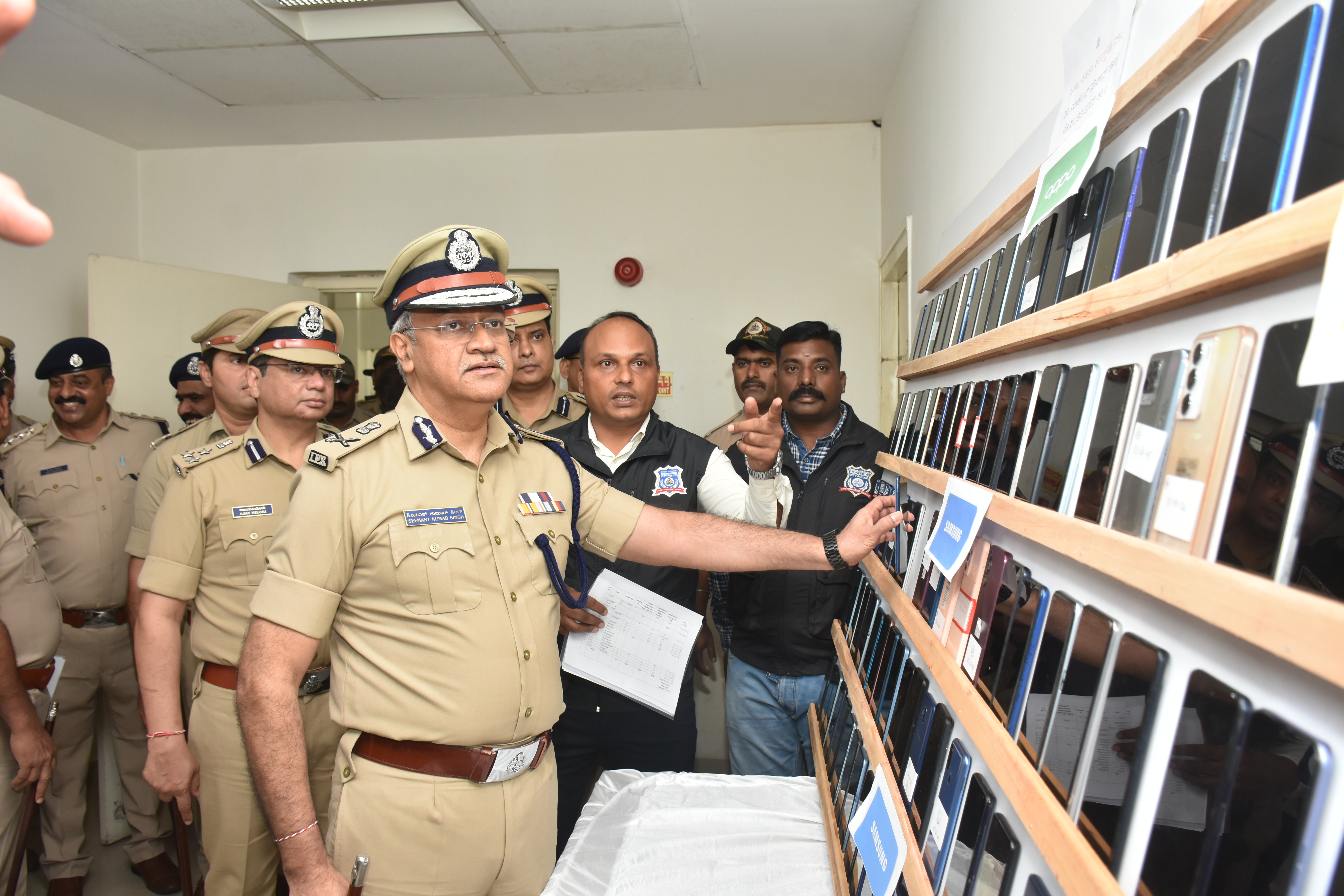ಆರೋಪಿಗಳಿಂದ ಜಪ್ತಿ ಮಾಡಿಕೊಂಡ ಮೊಬೈಲ್‌ಗಳನ್ನು ನಗರ ಪೊಲೀಸ್ ಕಮಿಷನರ್ ಸೀಮಾಂತ್‌ಕುಮಾರ್ ಸಿಂಗ್ ಅವರು ಪರಿಶೀಲಿಸಿದರು  