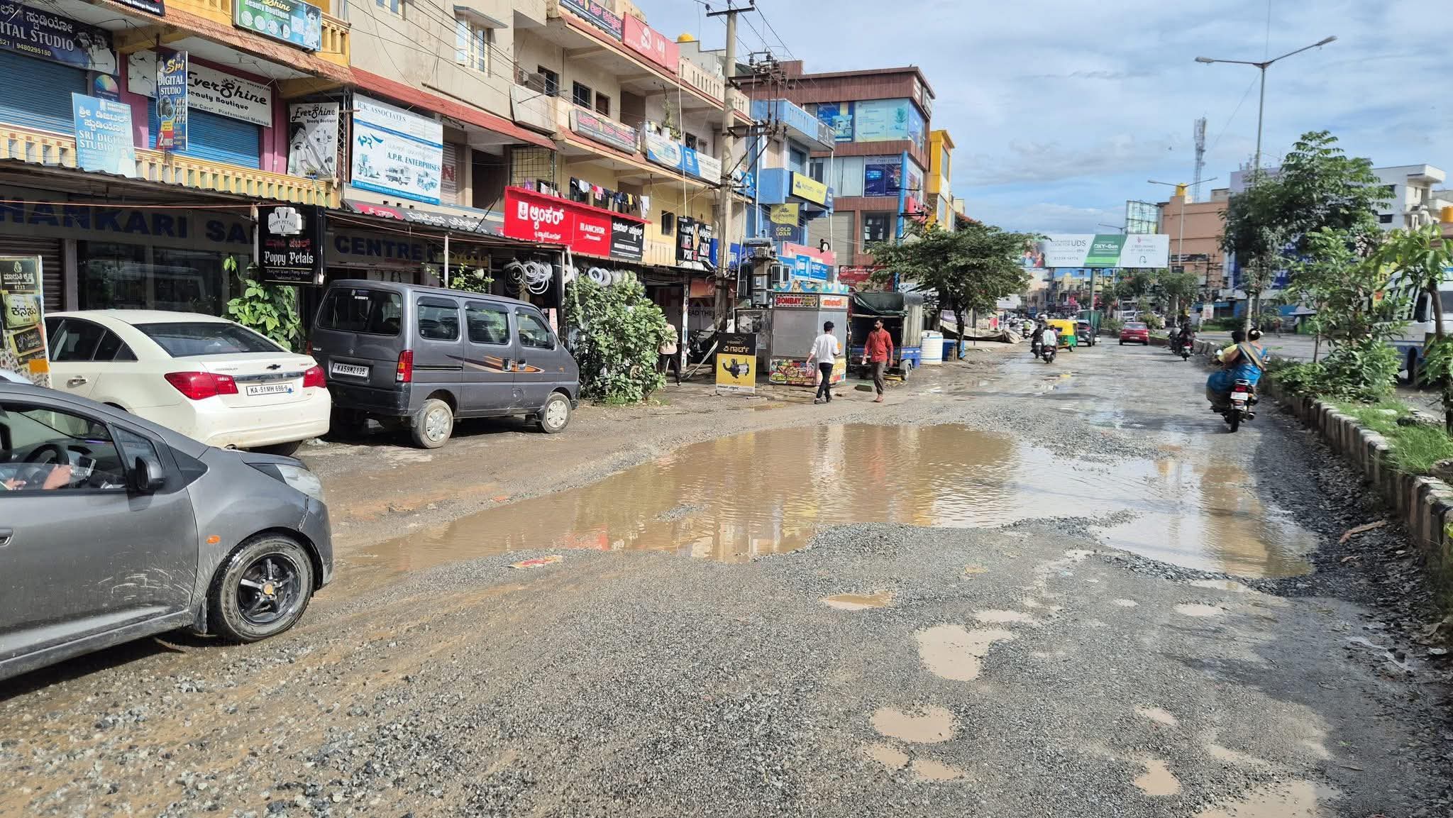 ಕೆಸರು ತುಂಬಿರುವ ಚಂದಾಪುರ ಮುಖ್ಯ ರಸ್ತೆ