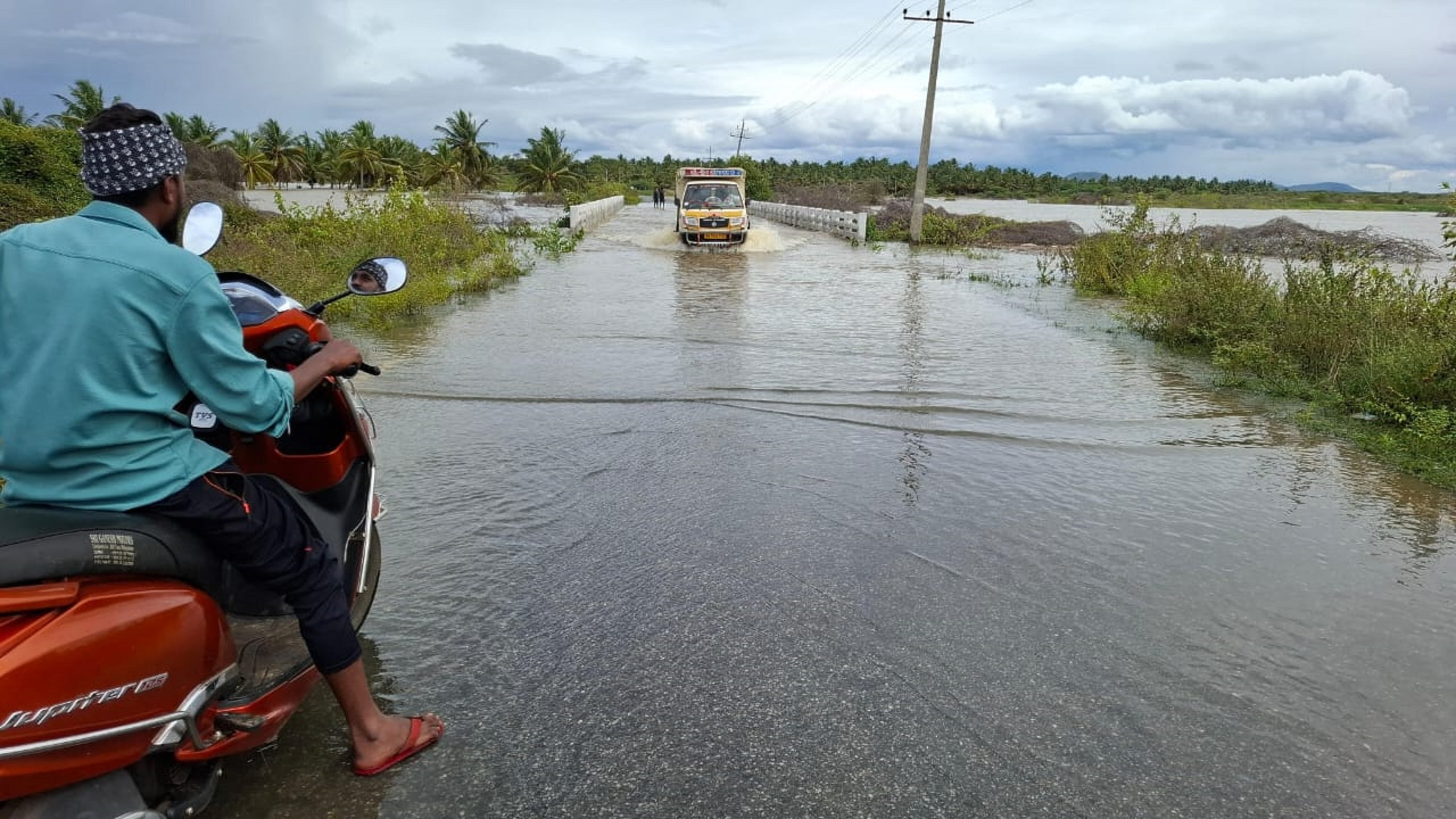 ಹೊಸದುರ್ಗದ ಕಾರೇಹಳ್ಳಿಯಿಂದ ಮತ್ತೋಡು ಸಂಪರ್ಕಿಸುವ ಸಂಪರ್ಕ ಸೇತುವೆ ಜಲಾವೃತವಾಗಿದ್ದು ವಾಹನ ಸವಾರರು ಪರದಾಡುವಂತಾಗಿದೆ 