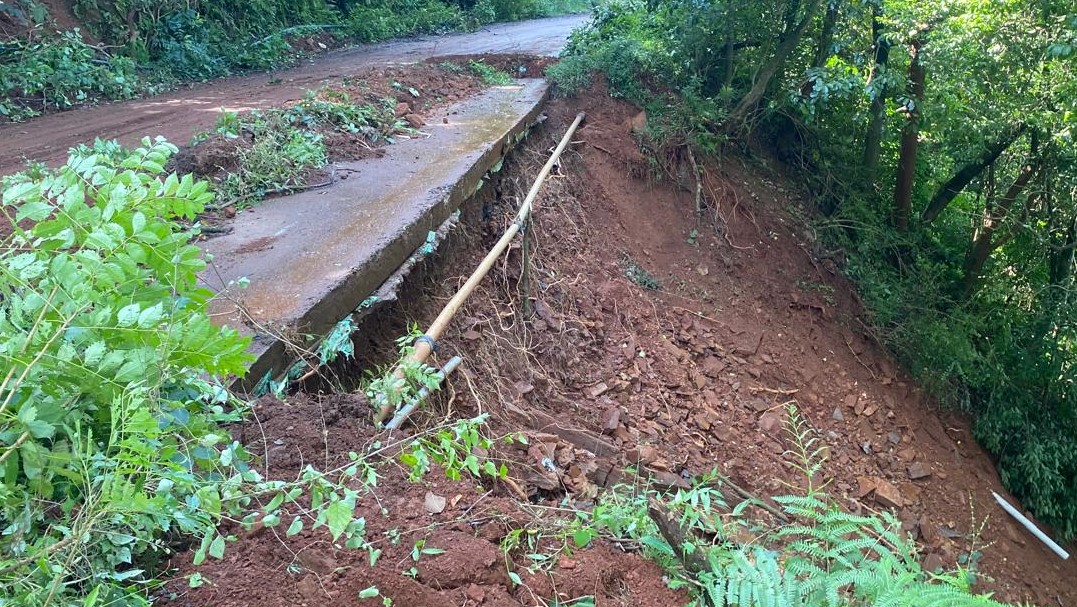 ಕೆಮ್ಮಣ್ಣಗುಂಡಿ ರಸ್ತೆ ಬದಿಯಲ್ಲಿ ಕೆಮ್ಮಣ್ಣಗುಂಡಿ ರಸ್ತೆ ಬದಿಯಲ್ಲಿ ಮಣ್ಣು ಕುಸಿದಿರುವುದು