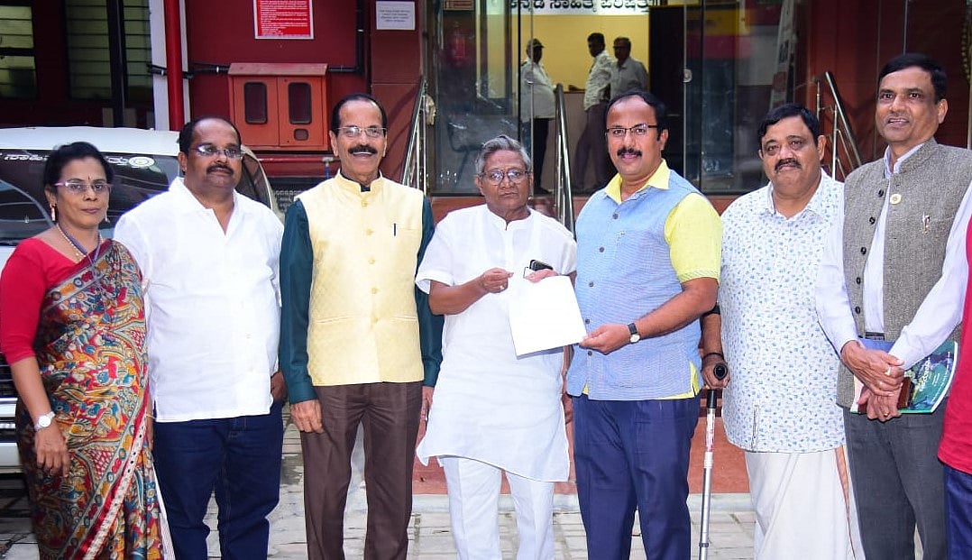 ಕತ್ತಲಿನಲ್ಲಿಟ್ಟು ಆಡಳಿತ ನಡೆಸಿದರು: ಕಸಾಪ ಅಧ್ಯಕ್ಷರ ವಿರುದ್ಧ ಕ್ರಮಕ್ಕೆ ಮನವಿ