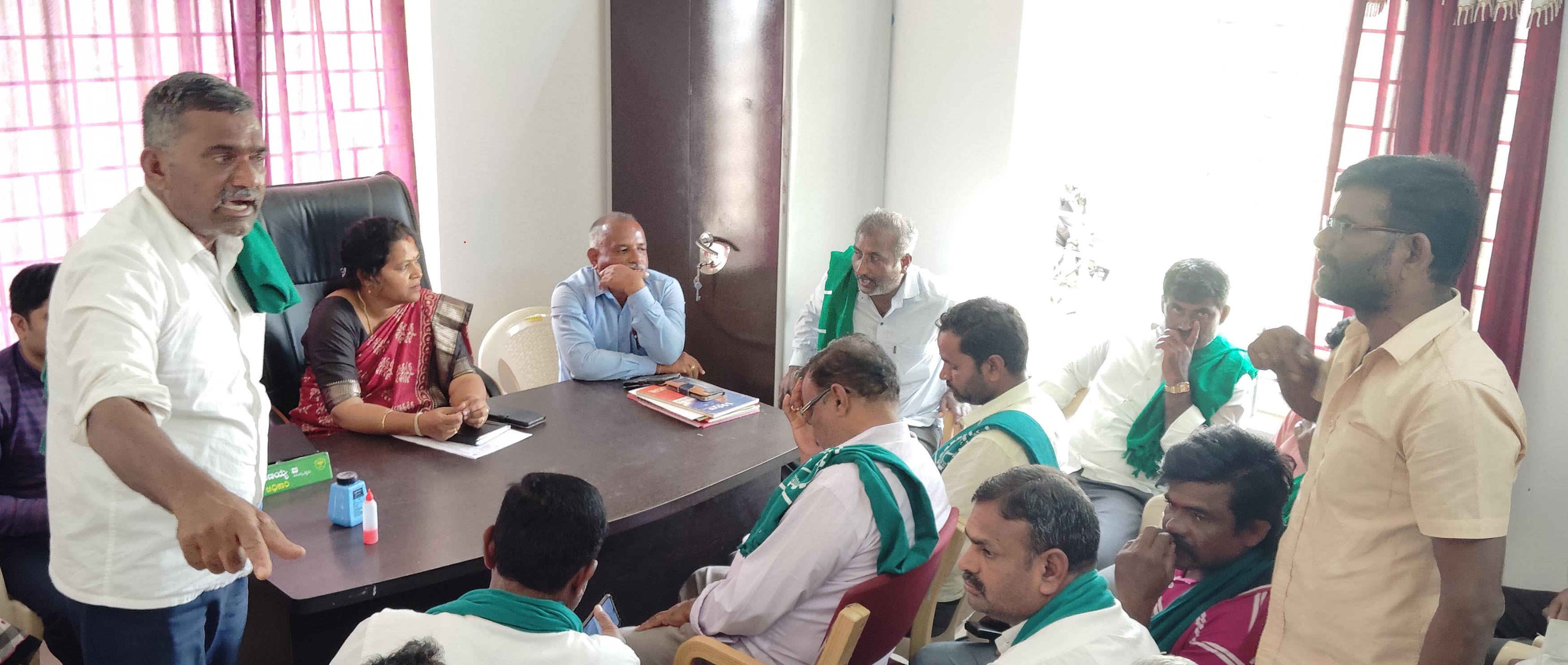 ಬೆಟ್ಟದಪುರ ರೈತ ಸಂಪರ್ಕ ಕೇಂದ್ರದಲ್ಲಿ ಯೂರಿಯಾ ರಸಗೊಬ್ಬರದ ದರವನ್ನು ನಿಗದಿ ಮಾಡಿದ ಬೆಲೆಗಿಂತ ಹೆಚ್ಚಾಗಿ ಮಾರಾಟ ಮಾಡುತ್ತಿದ್ದ ವರ್ತಕರ ವಿರುದ್ಧ ದೂರು ದಾಖಲಾದ ಹಿನ್ನೆಲೆಯಲ್ಲಿ ಬುಧವಾರ ಸಭೆ ನಡೆಸಲಾಯಿತು.