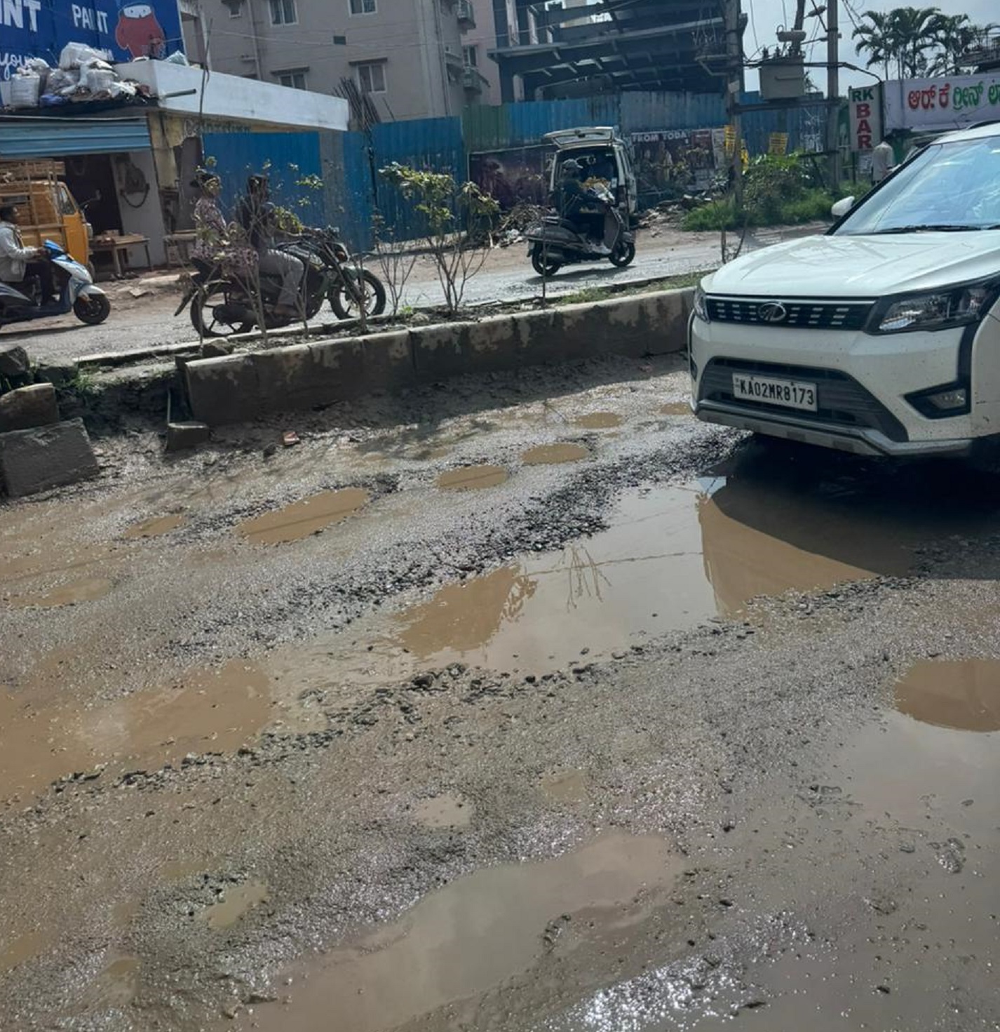 ಮುಖ್ಯ ರಸ್ತೆಯಲ್ಲಿ ಗುಂಡಿ ಗಂಡಾಂತರ