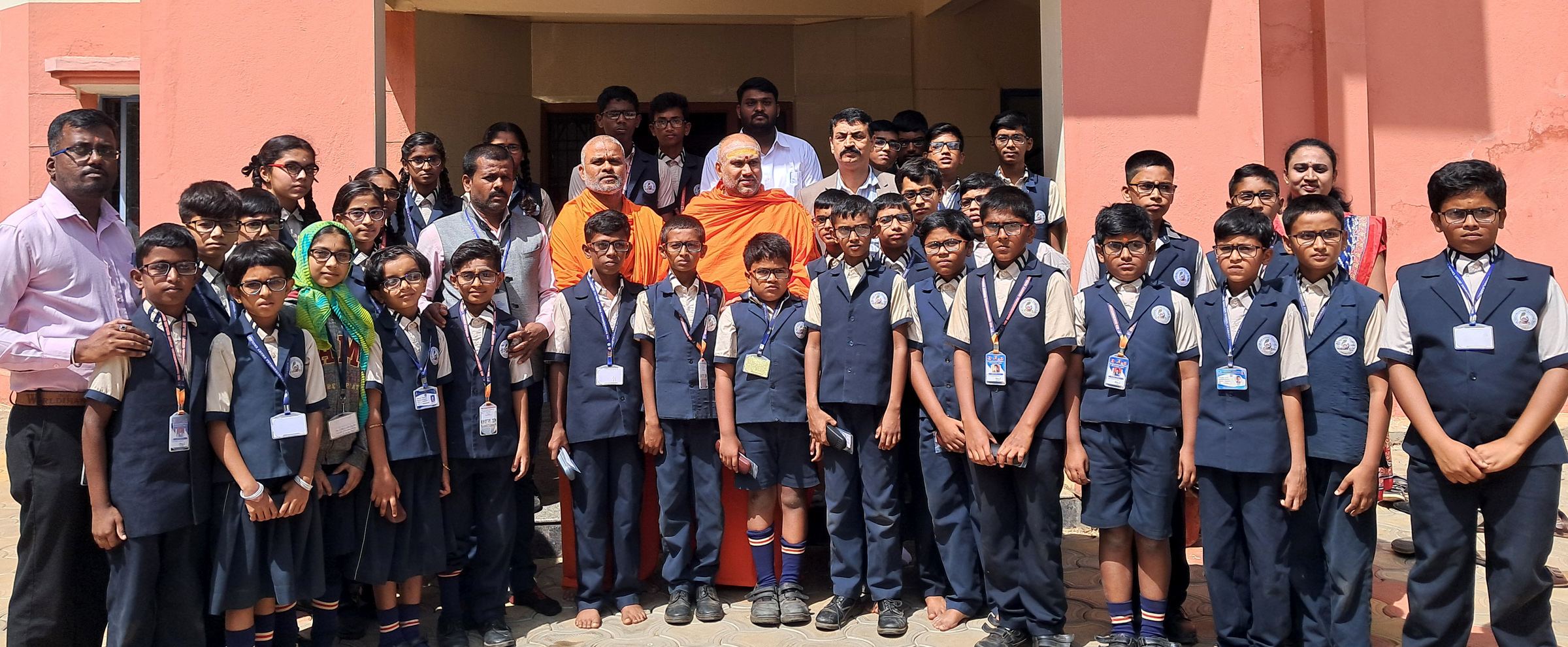 ಹಿರೀಸಾವೆ ಹೋಬಳಿಯ ಕಬ್ಬಳಿಯ ಬಸವೇಶ್ವರಸ್ವಾಮಿಯ ಜಾತ್ರೆ ಪ್ರಯುಕ್ತ ಮಕ್ಕಳ ಕಣ್ಣಿನ ತಪಾಸಣೆ ನಡೆಸಿ 35 ವಿದ್ಯಾರ್ಥಿಗಳಿಗೆ ಶಂಭುನಾಥ ಸ್ವಾಮೀಜಿ ನೇತೃತ್ವದಲ್ಲಿ ಗುರುವಾರ ಕನ್ನಡಕ ವಿತರಿಸಲಾಯಿತು.