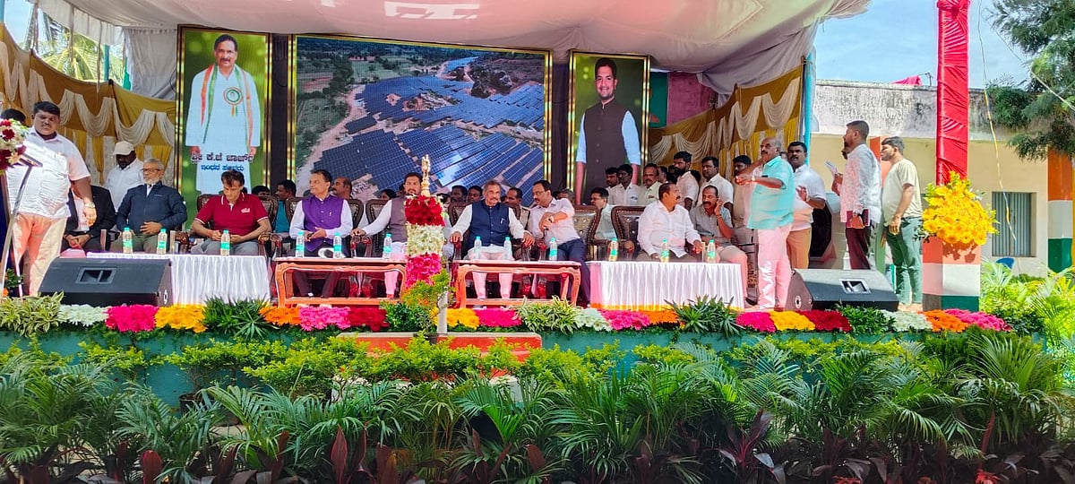 ಹೊಸಕೋಟೆ: ಯಲಚಹಳ್ಳಿ ಕೆರೆಯಂಗಳದಲ್ಲಿ ಸೌರಘಟಕ ಉದ್ಘಾಟನೆ