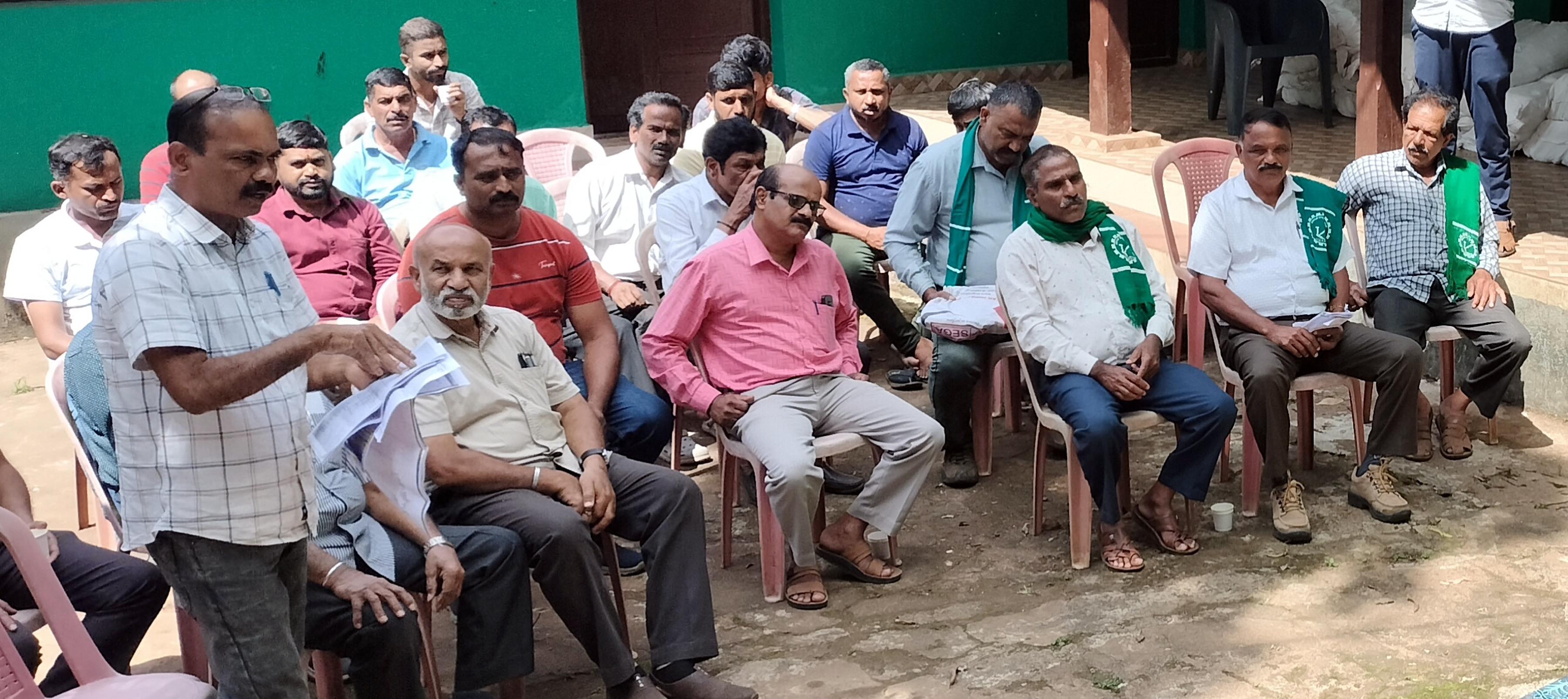 ಸೋಮವಾರಪೇಟೆ ಅರಣ್ಯ ಇಲಾಖೆ ಆವರಣದಲ್ಲಿ ನಡೆದ ಸಭೆಯಲ್ಲಿ ಪಾಲ್ಗೊಂಡಿದ್ದ ರೈತ ಮುಖಂಡರು