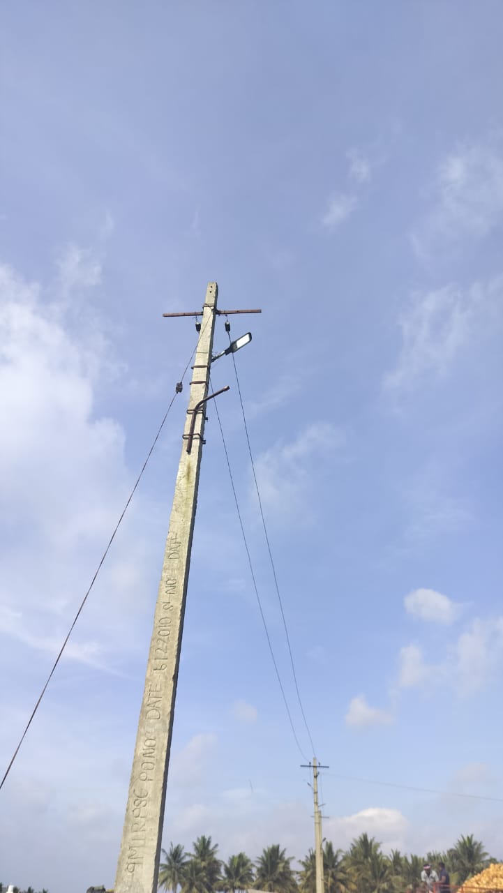 ಸಂತೇಬಾಚಹಳ್ಳಿ ಕೃಷಿ ಮಾರುಕಟ್ಟೆಯಲ್ಲಿ ರೈತರಿಗೆ ಬೆಳಗಿನ ಜಾವ ವ್ಯಾಪಾರಕ್ಕೆ ಅನುಕೂಲವಾಗುವಂತೆ ವಿದ್ಯುತ್ ದೀಪ ಕಲ್ಪಿಸಲಾಗಿದೆ.