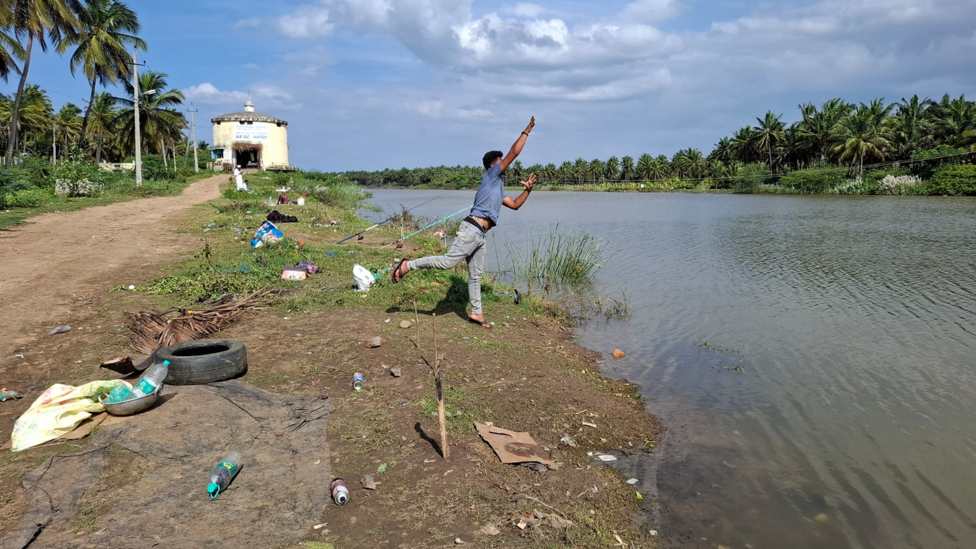 ಹೊಸದುರ್ಗದ ಕೆಲ್ಲೋಡು ಸಮೀಪ ಯುವಕರೊಬ್ಬರು ಮೀನಿನ ಸೆರೆಗಾಗಿ ಬಲೆ ಹಾಕುತ್ತಿರುವುದು