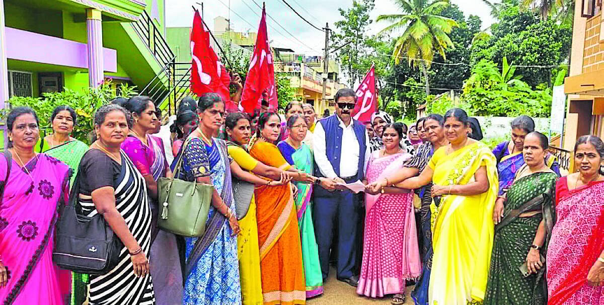 ಚಾ.ನಗರ| ಗ್ರ್ಯಾಚ್ಯುಟಿ ಬಿಡುಗಡೆಗೆ ಒತ್ತಾಯ: ಅಂಗನವಾಡಿ ಕಾರ್ಯಕರ್ತೆಯರ ಪ್ರತಿಭಟನೆ