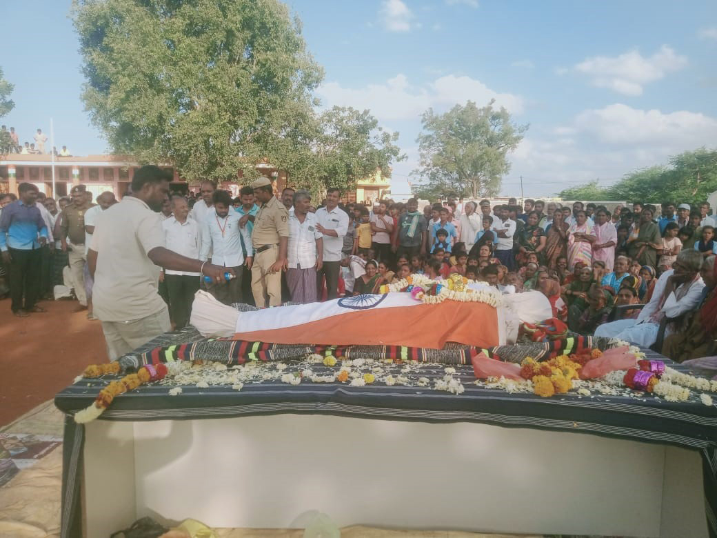 ಬಾದಾಮಿ ಸಮೀಪದ ಹೆಬ್ಬಳ್ಳಿ ಗ್ರಾಮದಲ್ಲಿ ಜನರು ಯೋಧನ ಪಾರ್ಥಿವ ಶರೀರದ ಅಂತಿಮ ದರ್ಶನ ಪಡೆದರು