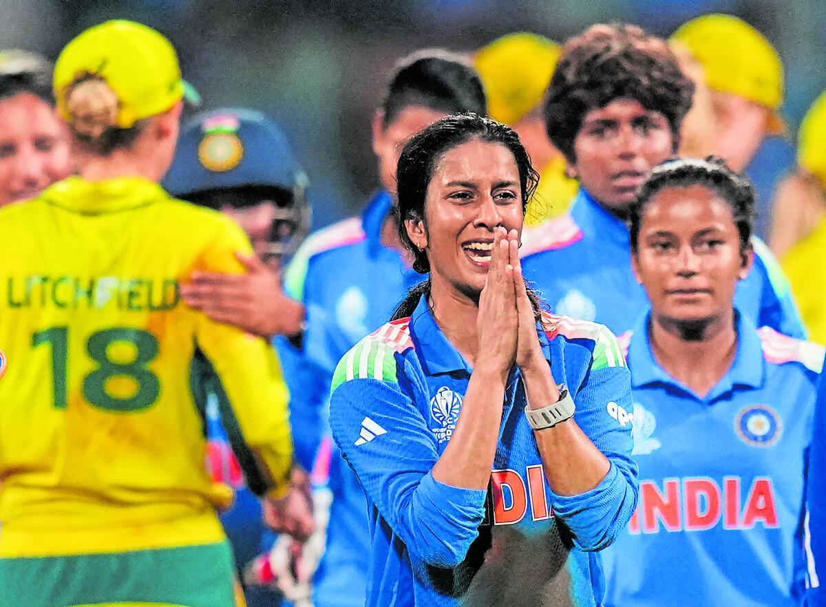 ಭಾರತ ತಂಡದ ಗೆಲುವಿನ ರೂವಾರಿ ಜೆಮಿಮಾ ರಾಡ್ರಿಗಸ್ ಅವರು ಸಹ ಆಟಗಾರ್ತಿಯರೊಂದಿಗೆ ಸಂಭ್ರಮಿಸುವ ವೇಳೆ ಭಾವುಕರಾದರು  