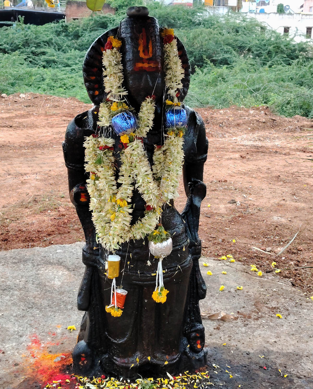 ಕೆರೆ ಏರಿ ಪಕ್ಕದಲ್ಲಿರುವ ಶ್ರವಣಕುಮಾರನ ಏಕ ಶಿಲಾ ವಿಗ್ರಹ