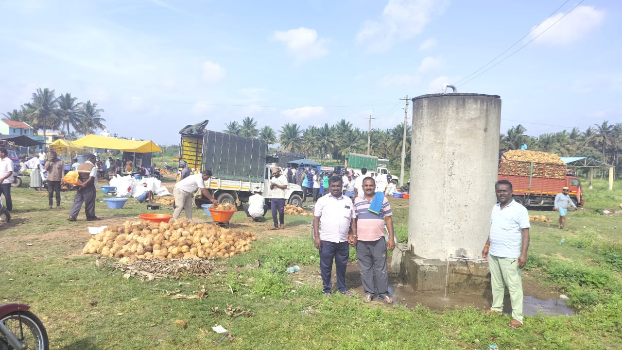 ಸಂತೇಬಾಚಹಳ್ಳಿ ಕೃಷಿ ಮಾರುಕಟ್ಟೆಯಲ್ಲಿ ವ್ಯಾಪಾರಿಗಳಿಗೆ ಹಾಗೂ ರೈತರಿಗೆ ಅನುಕೂಲವಾಗುವಂತೆ ಕುಡಿಯುವ ನೀರಿನ ವ್ಯವಸ್ಥೆ ಮಾಡಲಾಗಿದೆ.