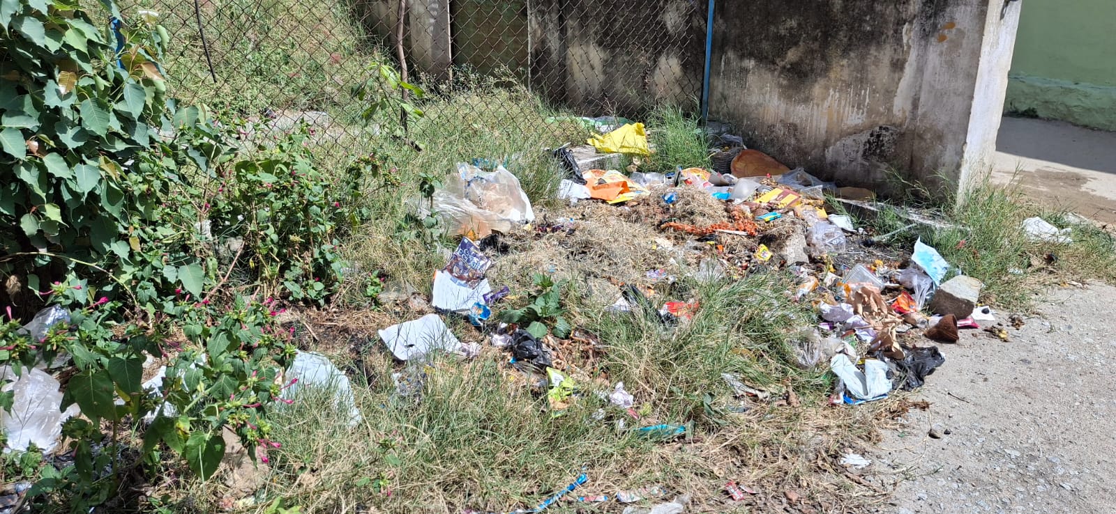 ಕಟ್ಟಡದ ಸುತ್ತಲೂ ಇರುವ ತ್ಯಾಜ್ಯ 