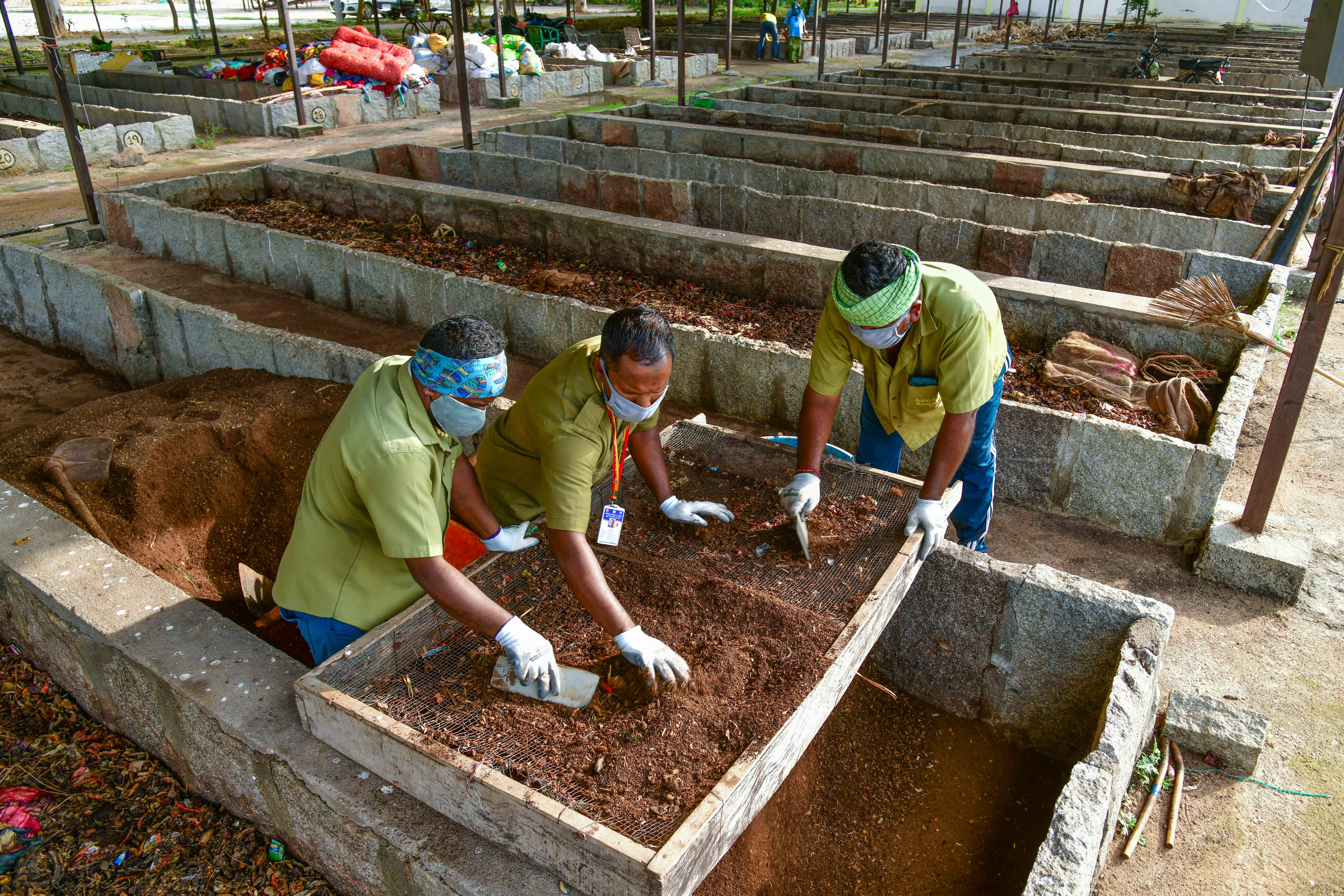 ತ್ಯಾಜ್ಯ ಸಂಸ್ಕರಣಾ ಘಟಕದಲ್ಲಿ ಸಿಬ್ಬಂದಿ ತ್ಯಾಜ್ಯ ಸ್ವಚ್ಛಗೊಳಿಸುತ್ತಿರುವ ಸಂದರ್ಭ 