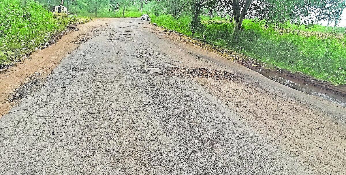 ರಾಣೆಬೆನ್ನೂರು: ಗ್ರಾಮೀಣ ರಸ್ತೆಗಳು ‘ಗುಂಡಿಮಯ’