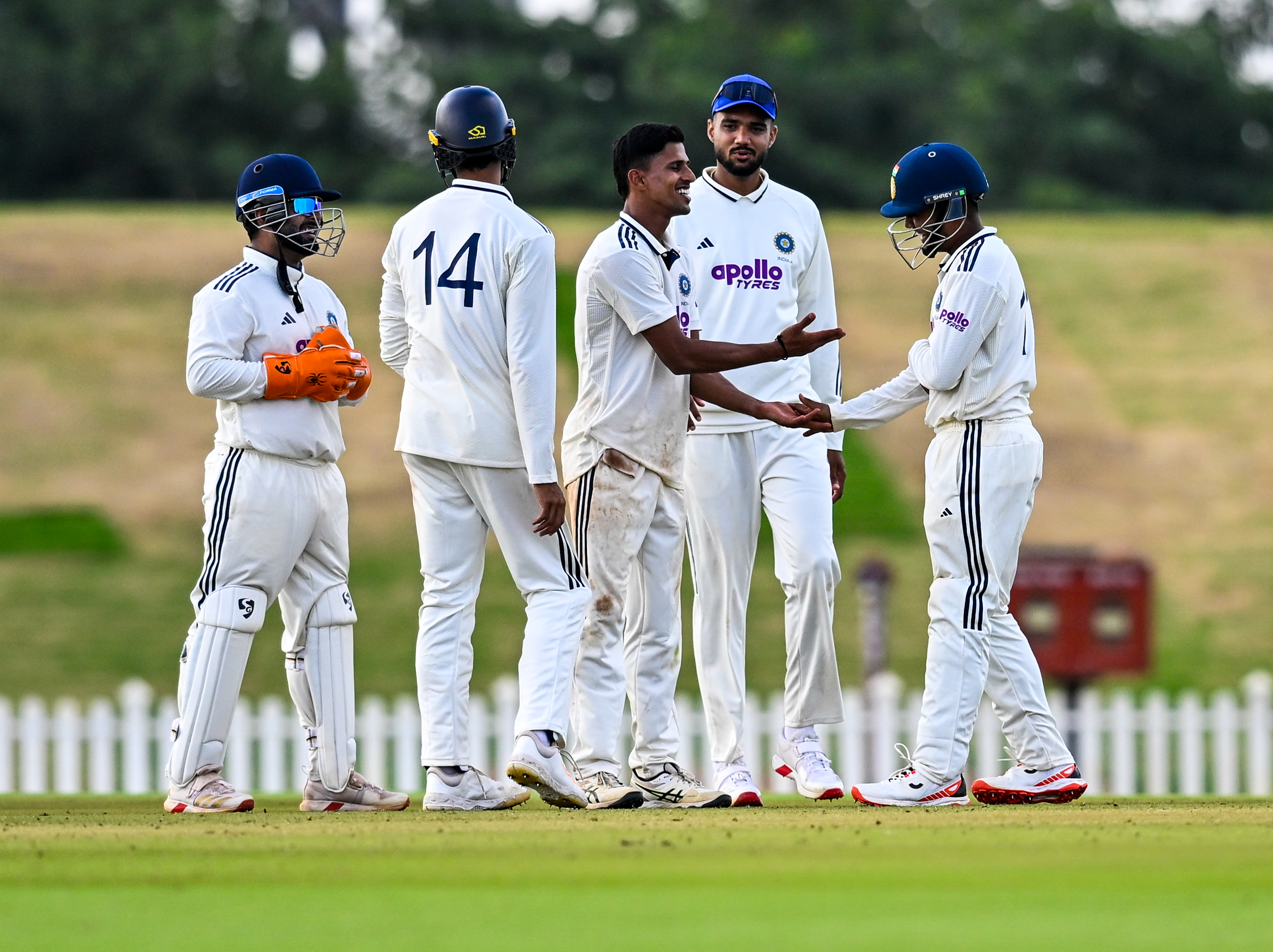 ದಕ್ಷಿಣ ಆಫ್ರಿಕಾ ಎ ತಂಡದ ಜೋರ್ಡಾನ್ ಹರ್ಮನ್‌ ವಿಕೆಟ್‌ ಪಡೆದ ಭಾರತ ಎ ತಂಡದ ತನುಷ್ ಕೋಟ್ಯಾನ್ ಅವರನ್ನು  ಸಹ ಆಟಗಾರರೊಂದಿಗೆ ಸಂಭ್ರಮಿಸಿದರು  ಪ್ರಜಾವಾಣಿ ಚಿತ್ರ/ ಕೃಷ್ಣ ಕುಮಾರ್ ಪಿ.ಎಸ್ 