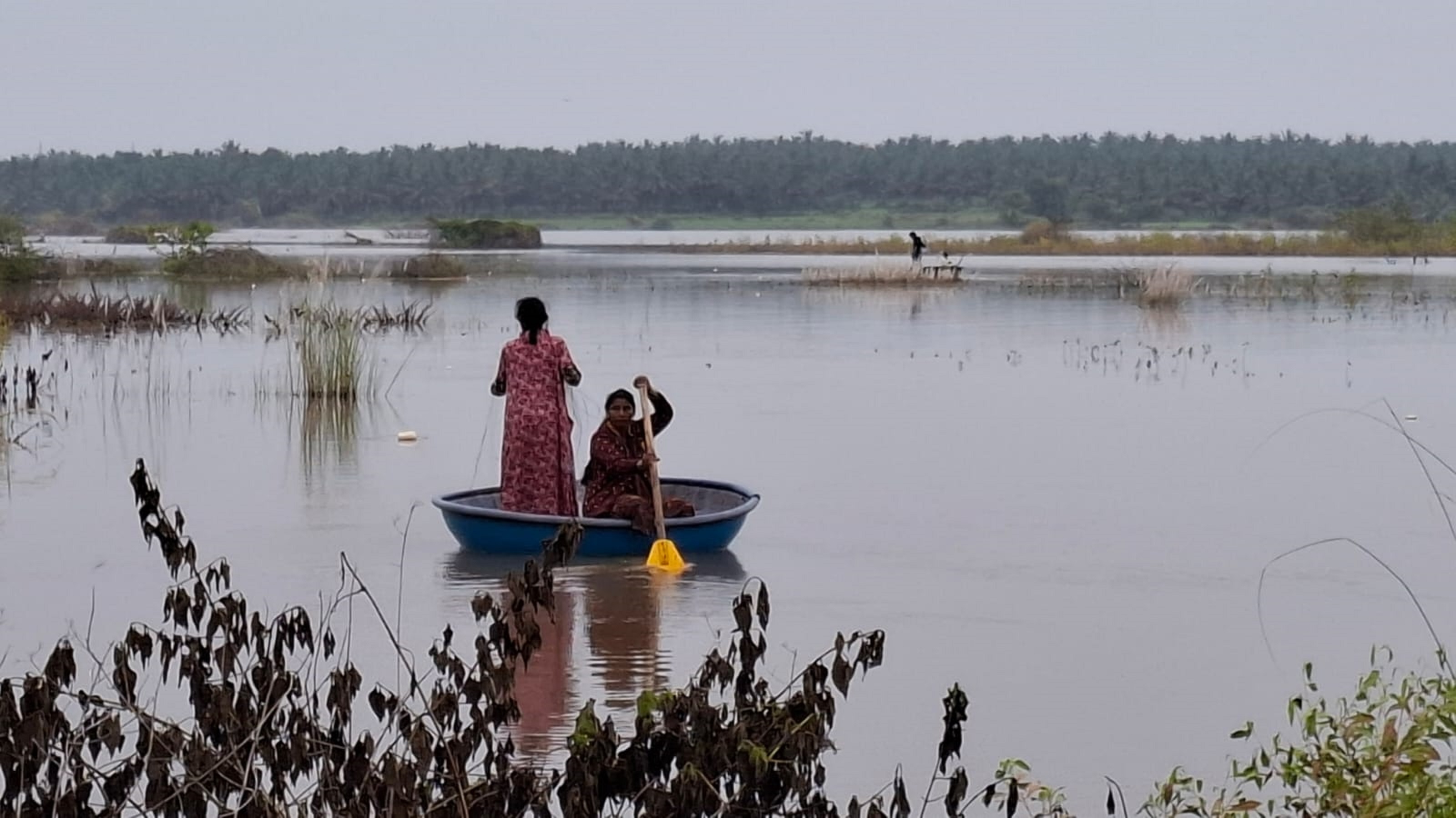 ಹೊಸದುರ್ಗದ ಮಲದೊರೆ ಬಳಿ ಮಹಿಳೆಯರು ದೋಣಿಯಲ್ಲಿ ಸಾಗಿ ಮೀನು ಹಿಡಿಯುತ್ತಿರುವುದು