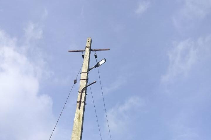 ಸಂತೇಬಾಚಹಳ್ಳಿ ಕೃಷಿ ಮಾರುಕಟ್ಟೆಯಲ್ಲಿ ರೈತರಿಗೆ ಬೆಳಗಿನ ಜಾವ ವ್ಯಾಪಾರಕ್ಕೆ ಅನುಕೂಲವಾಗುವಂತೆ ವಿದ್ಯುತ್ ದೀಪ ಕಲ್ಪಿಸಲಾಗಿದೆ.