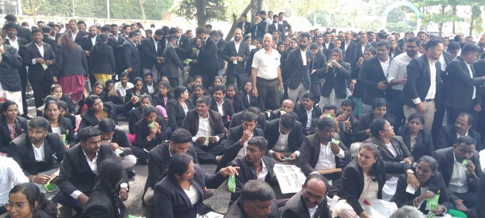 ಹಾಸನದ ಜಿಲ್ಲಾಧಿಕಾರಿ ಕಚೇರಿ ಎದುರು ಗುರುವಾರ ವಕೀಲರು ಪ್ರತಿಭಟನೆ ನಡೆಸಿದರು.