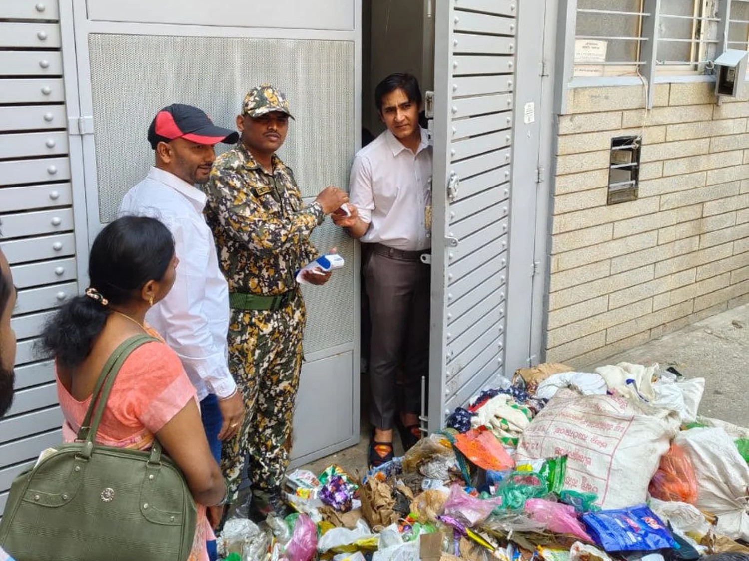 ರಸ್ತೆಗಳಲ್ಲಿ ತ್ಯಾಜ್ಯ ಎಸೆಯುತ್ತಿದ್ದ ನಾಗರಿಕರ ಮನೆಗಳ ಮುಂದೆ ಬಿಎಸ್‌ಡಬ್ಲ್ಯುಎಂಎಲ್‌ ಸಿಬ್ಬಂದಿ ಕಸ ಸುರಿದು ಮತ್ತೊಮ್ಮೆ ಹಾಗೆ ಮಾಡದಂತೆ ಅರಿವು ಮೂಡಿಸಿದರು