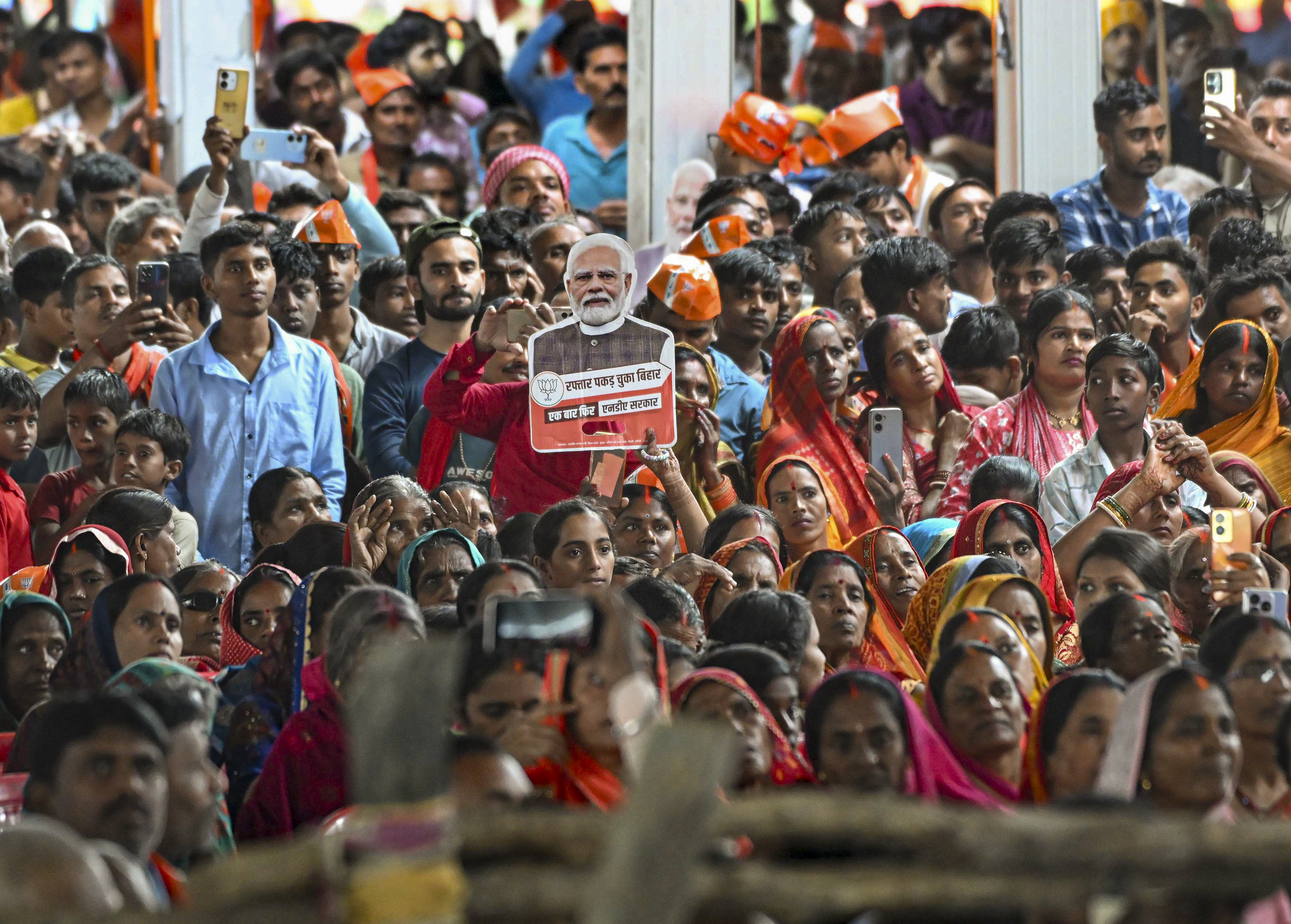 ಬಿಹಾರ ವಿಧಾನಸಭೆ ಚುನಾವಣೆ ಪ್ರಯುಕ್ತ ಮುಜಫ್ಫರಪುರ ಪಟ್ಟಣದಲ್ಲಿ ಗುರುವಾರ ಹಮ್ಮಿಕೊಂಡಿದ್ದ ಪ್ರಚಾರ ಸಭೆಯಲ್ಲಿ ಬಿಜೆಪಿ ಬೆಂಬಲಿಗರು ಪ್ರಧಾನಿ ನರೇಂದ್ರ ಮೋದಿ ಅವರ ಭಾವಚಿತ್ರ ಪ್ರದರ್ಶಿಸಿದರು   