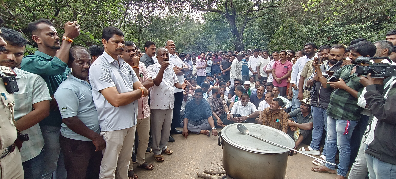 ಕೆರೆಕಟ್ಟೆ ಬಳಿ ರಸ್ತೆಯಲ್ಲಿ ಗಂಜಿ ಬೇಯಿಸಿ ಪ್ರತಿಭಟನೆ ನಡೆಸಿದ ಸ್ಥಳೀಯರು
