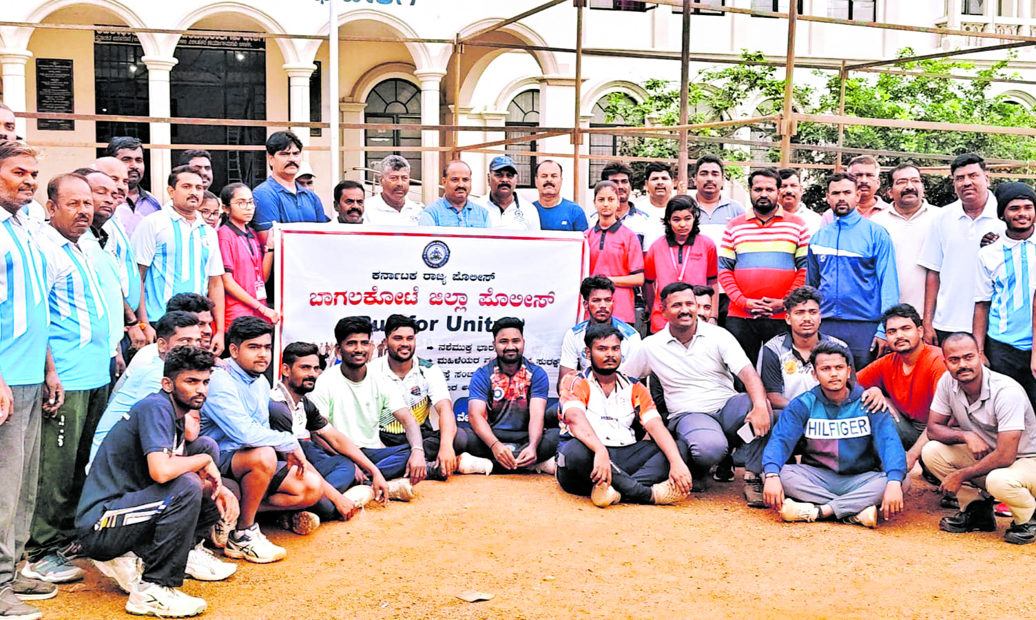 ರಾಷ್ಟ್ರೀಯ ಏಕತಾ ದಿನದ ಪ್ರಯುಕ್ತ ಬೀಳಗಿಯಲ್ಲಿ ಏರ್ಪಡಿಸಿದ್ದ ಮ್ಯಾರಥಾನ್ ಓಟದಲ್ಲಿ ಪೊಲೀಸ್ ಇಲಾಖೆಯ ನೌಕರರು ಮತ್ತು ಸಾರ್ವಜನಿಕರು ಭಾಗವಹಿಸಿದ್ದರು