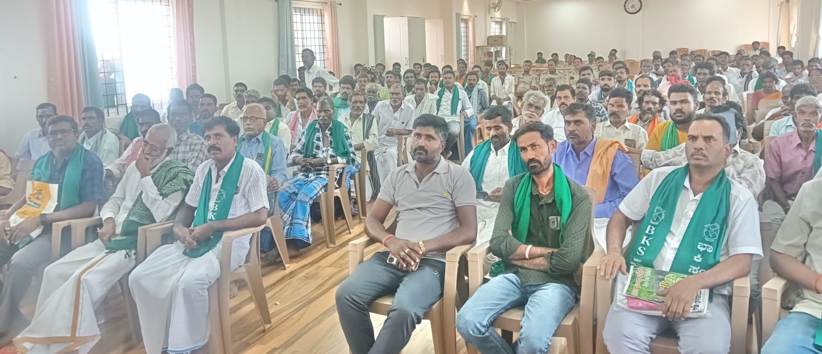 ಸಭೆಯಲ್ಲಿ ಭಾಗವಹಿಸಿದ್ದ ರೈತ ಮುಖಂಡರು ಸ್ಥಳೀಯರು