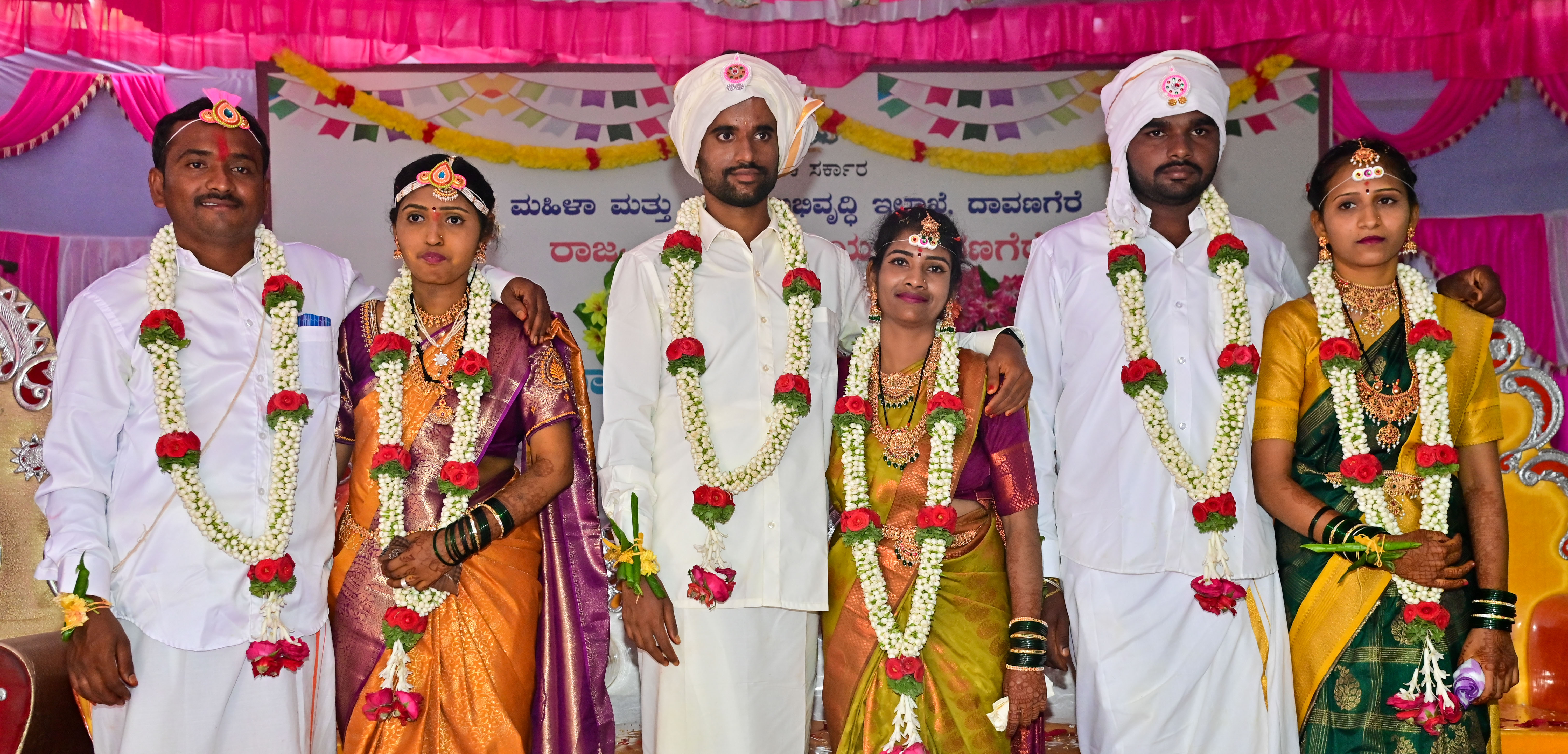 ದಾವಣಗೆರೆಯ ಶ್ರೀರಾಮ ನಗರದಲ್ಲಿನ ರಾಜ್ಯ ಮಹಿಳಾ ನಿಲಯದಲ್ಲಿ ಆಯೋಜಿಸಿದ್ದ ವಿವಾಹ ಮಹೋತ್ಸವದಲ್ಲಿ ಪ್ರವೀಣ್ ಮತ್ತು ರುಚಿತಾ ನಾಗರಾಜ್ ಮತ್ತು ಶಾಲಿನಿ ಹಾಗೂ ಬಸವರಾಜ್ ಮತ್ತು ರಕ್ಷಿತಾ ದಾಂಪತ್ಯ ಜೀವನಕ್ಕೆ ಕಾಲಿಟ್ಟರು -ಪ್ರಜಾವಾಣಿ ಚಿತ್ರ/ ಸತೀಶ್ ಬಡಿಗೇರ