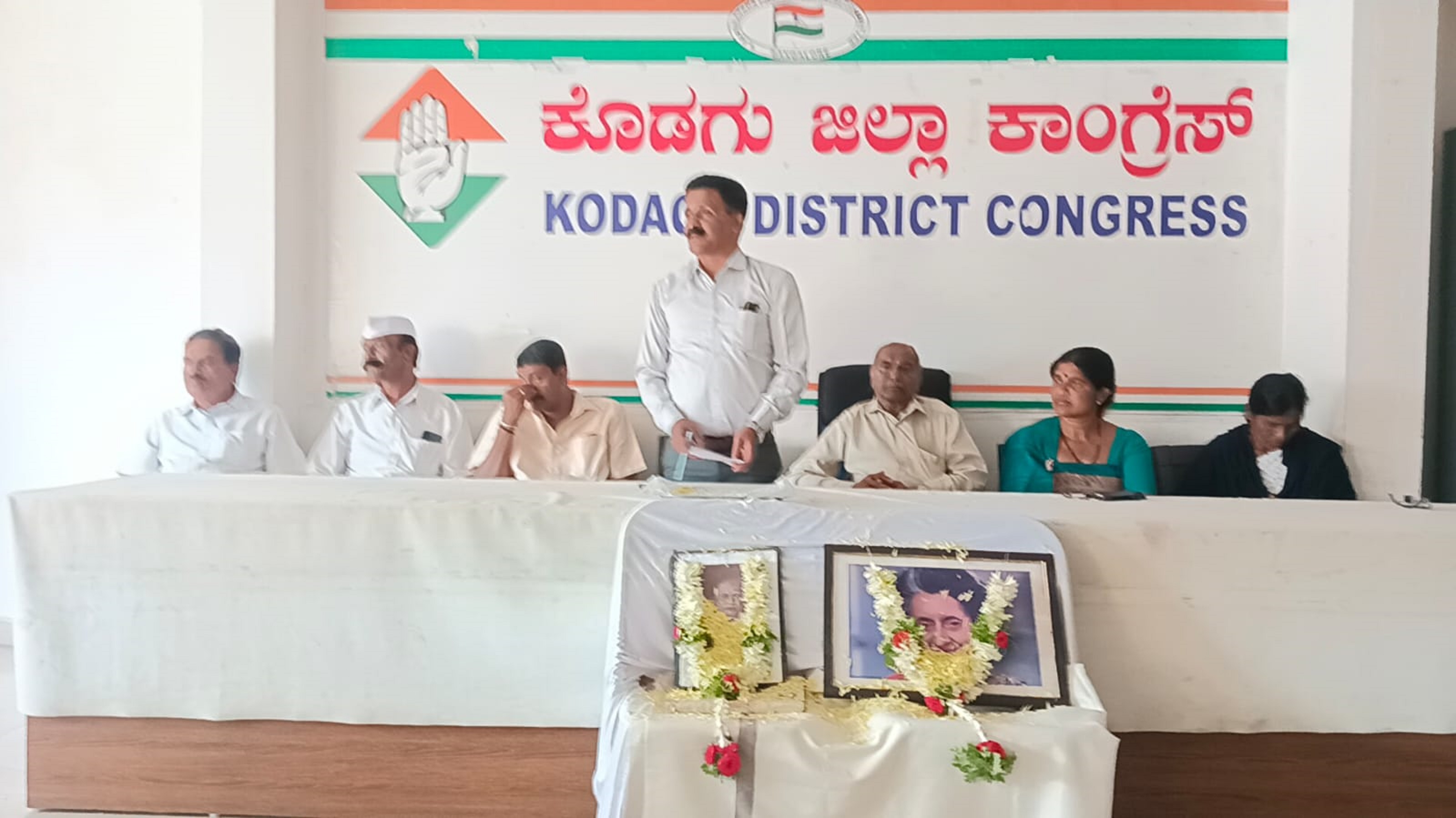 ಕಾಂಗ್ರೆಸ್‌ನ ಕೊಡಗು ಜಿಲ್ಲಾ ಕಚೇರಿಯಲ್ಲಿ ಶುಕ್ರವಾರ ನಡೆದ ಇಂದಿರಾ ಗಾಂಧಿ ಅವರ ಸಂಸ್ಮರಣೆ ಹಾಗೂ ಸರ್ದಾರ್ ವಲ್ಲಭಬಾಯ್ ಪಟೇಲ್ ಜನ್ಮದಿನಾಚರಣೆಯಲ್ಲಿ ರಾಜೀವ್ ಗಾಂಧಿ ಪಂಚಾಯತ್ ರಾಜ್ ಸಂಘಟನೆಯ ಜಿಲ್ಲಾಧ್ಯಕ್ಷ ತೆನ್ನಿರ ಮೈನಾ ಮಾತನಾಡಿದರು