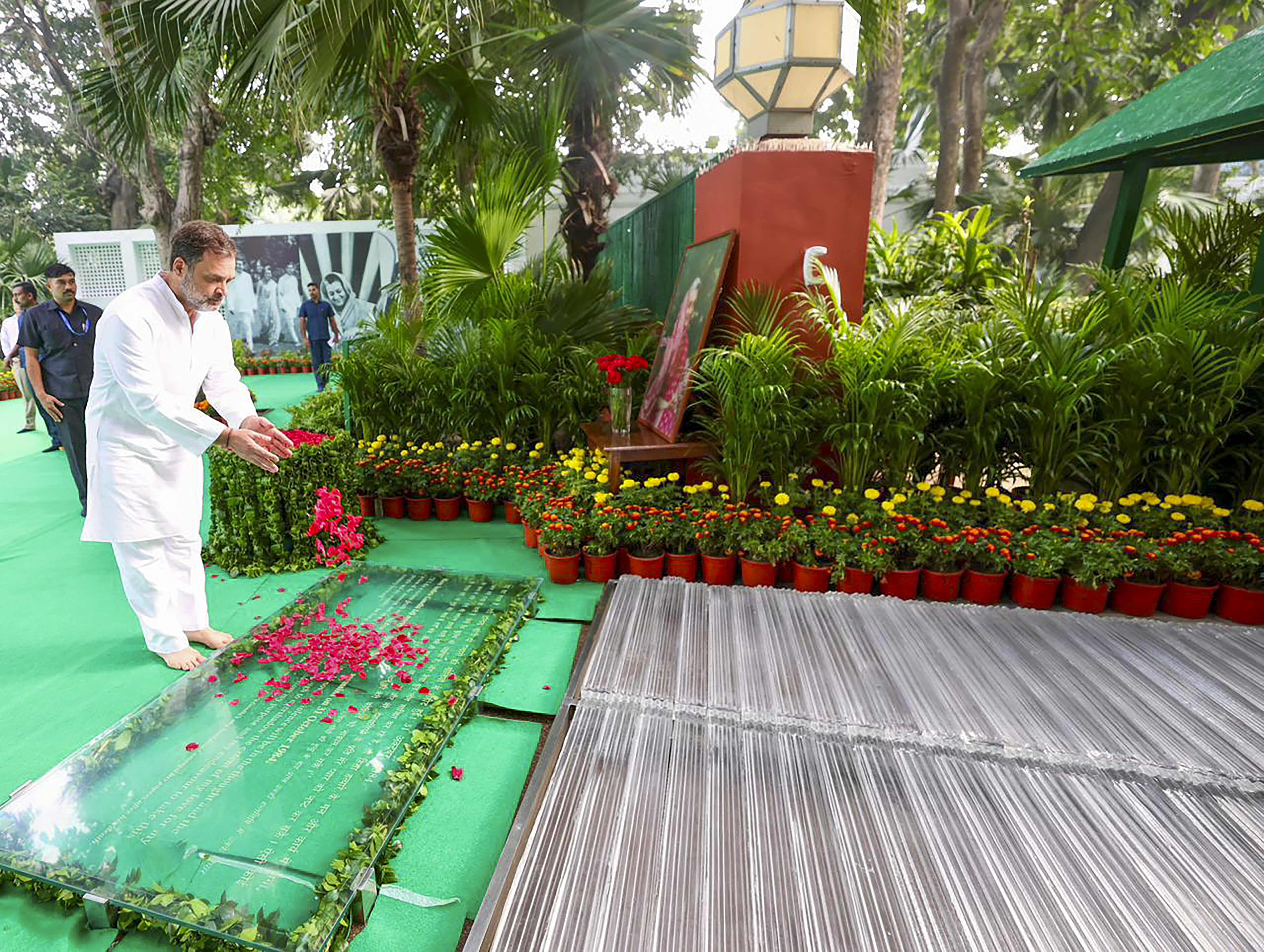 ನವದೆಹಲಿಯಲ್ಲಿರುವ ಇಂದಿರಾ ಗಾಂಧಿ ಸ್ಮಾರಕ ಮ್ಯೂಸಿಯಂನಲ್ಲಿ ನಡೆದ ಪುಣ್ಯತಿಥಿ ಕಾರ್ಯಕ್ರಮದಲ್ಲಿ ಕಾಂಗ್ರೆಸ್‌ ನಾಯಕ ರಾಹುಲ್‌ ಗಾಂಧಿ ಅವರು ಮಾಜಿ ಪ್ರಧಾನಿ ಇಂದಿರಾ ಗಾಂಧಿ ಅವರಿಗೆ ಗೌರವ ಸಲ್ಲಿಸಿದರು   