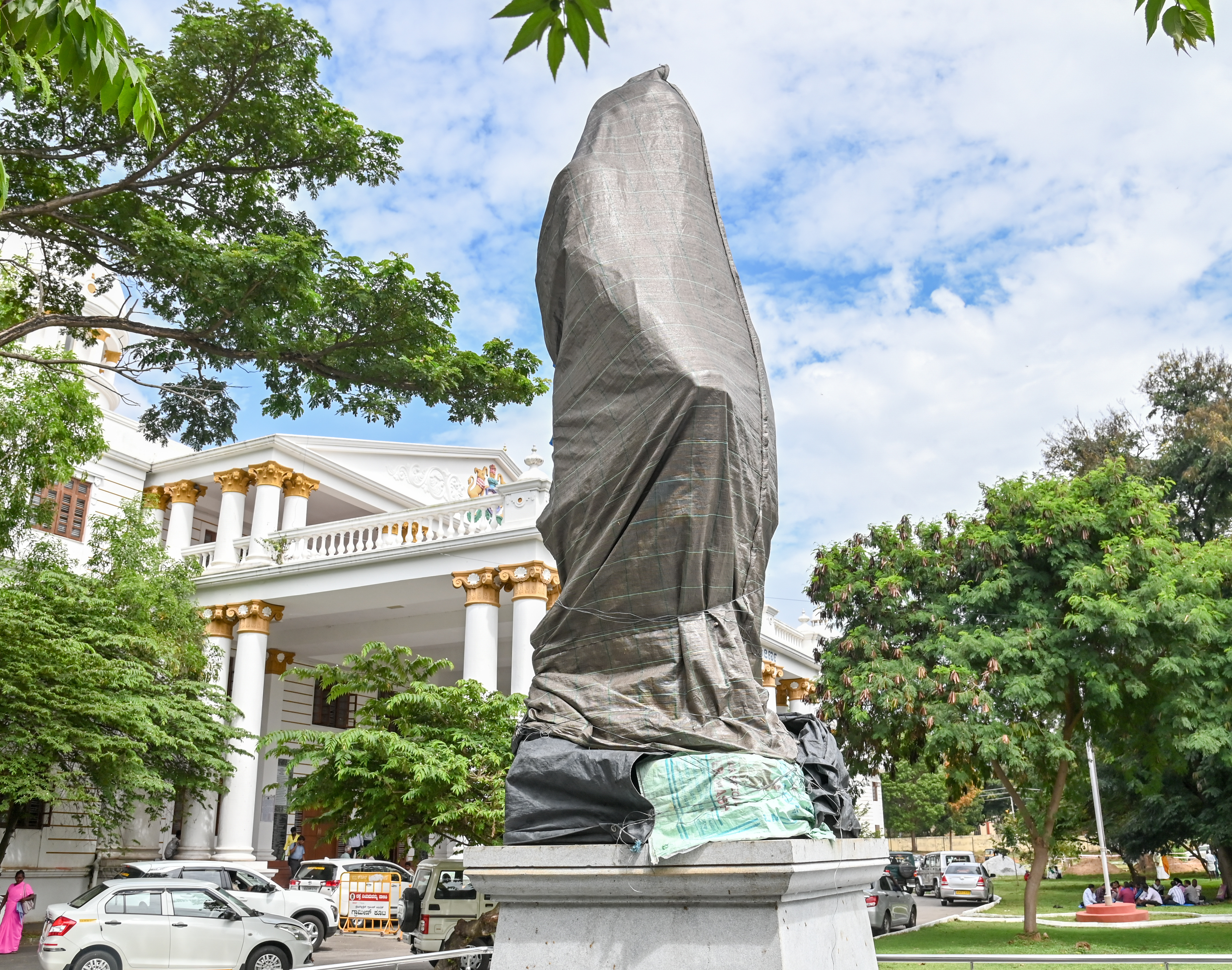ಡಿಸಿ ಕಚೇರಿಯ ಆವರಣದಲ್ಲಿ‌ರುವ ಅರಸು ಪ್ರತಿಮೆ 