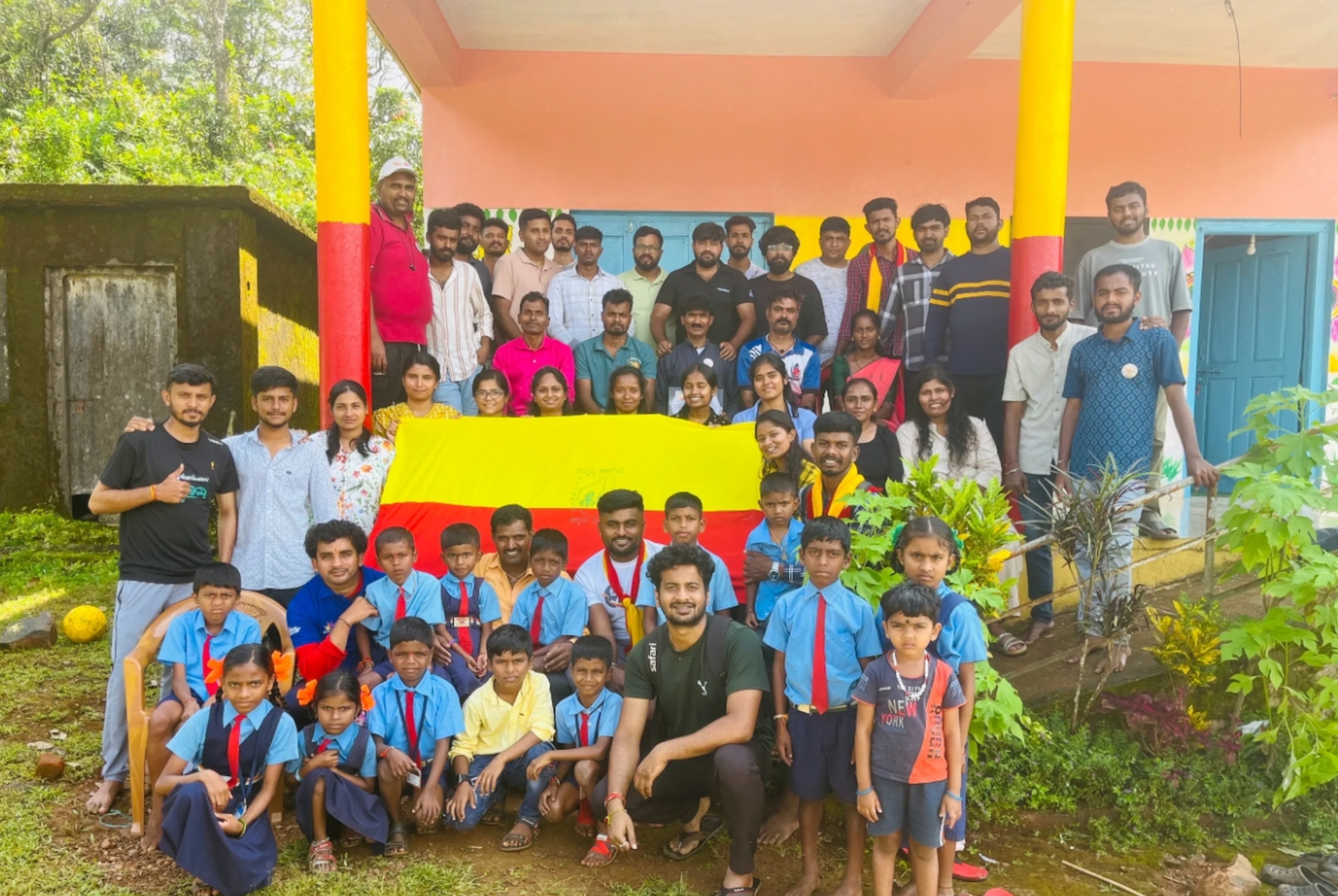 ಪಾತಾಗುಡಿ ಸರ್ಕಾರಿ ಕನ್ನಡ ಶಾಲೆಯ ಎದುರು ವಿದ್ಯಾರ್ಥಿಗಳೊಂದಿಗೆ ಕನ್ನಡ ಮನಸ್ಸು ಕರ್ನಾಟಕ ತಂಡದ ಸದಸ್ಯರು.