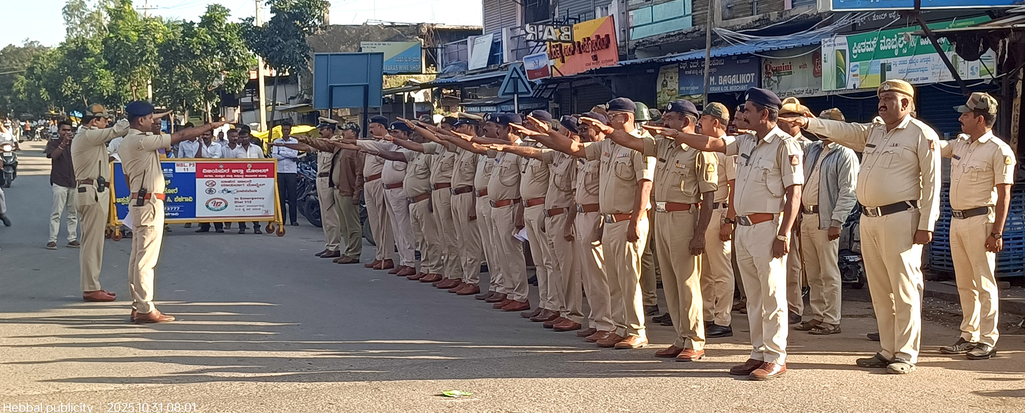  ಮುದ್ದೇಬಿಹಾಳ ಪಟ್ಟಣದ ಬಸವೇಶ್ವರ ವೃತ್ತದಲ್ಲಿ ಪೊಲೀಸ್ ಇಲಾಖೆಯಿಂದ ಬಂದ್ ಹಿನ್ನೆಲೆಯಲ್ಲಿ ಸಿಪಿಐ ಮೊಹ್ಮದಫಸಿವುದ್ದೀನಪಿ.ಎಸ್.ಐ ಸಂಜಯ ತಿಪರೆಡ್ಡಿ ಪೆಟ್ರೋಲಿಂಗ್ ನಡೆಸಿದರು.
