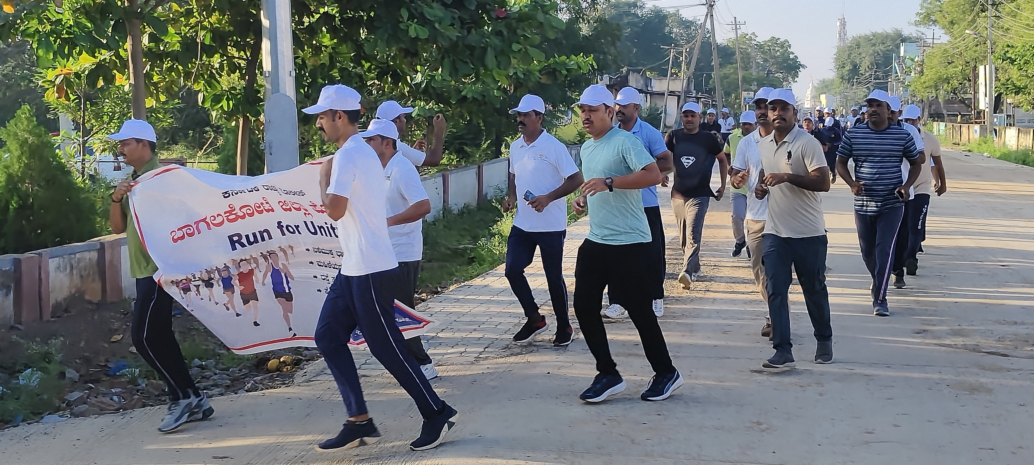 ಸರ್ದಾರ್ ವಲ್ಲಭಾಯಿ ಪಟೇಲ್ ಜನ್ಮದಿನಾಚರಣೆ ಅಂಗವಾಗಿ ಹುನಗುಂದ ಪಟ್ಟಣದಲ್ಲಿ ಪೊಲೀಸ್ ಇಲಾಖೆ ಹಮ್ಮಿಕೊಂಡಿದ್ದ ಏಕತೆಗಾಗಿ ಓಟ ಕಾರ್ಯಕ್ರಮದಲ್ಲಿ ವಿವಿಧ ಇಲಾಖೆ ಹಾಗೂ ಸಂಘ ಸಂಸ್ಥೆಗಳ ಸದಸ್ಯರು ಪಾಲ್ಗೊಂಡಿದ್ದರು