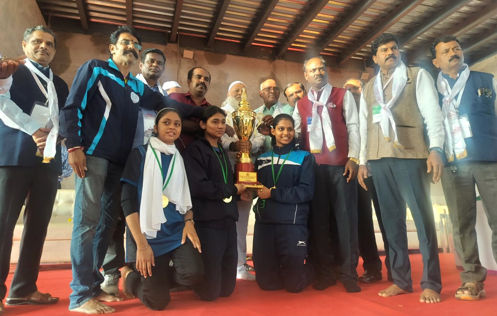 ಬೆಂಗಳೂರು ದಕ್ಷಿಣ ಬಾಲಕಿಯರ ತಂಡದ ಆಟಗಾರರಿಗೆ ಶಾಹೀನ್‌ ಸಮೂಹ ಶಿಕ್ಷಣ ಸಂಸ್ಥೆಗಳ ಅಧ್ಯಕ್ಷ ಅಬ್ದುಲ್‌ ಖದೀರ್‌ ಡಿಡಿಪಿಯು ಚಂದ್ರಕಾಂತ ಶಹಬಾದಕರ್‌ ಟ್ರೋಫಿ ವಿತರಿಸಿದರು
