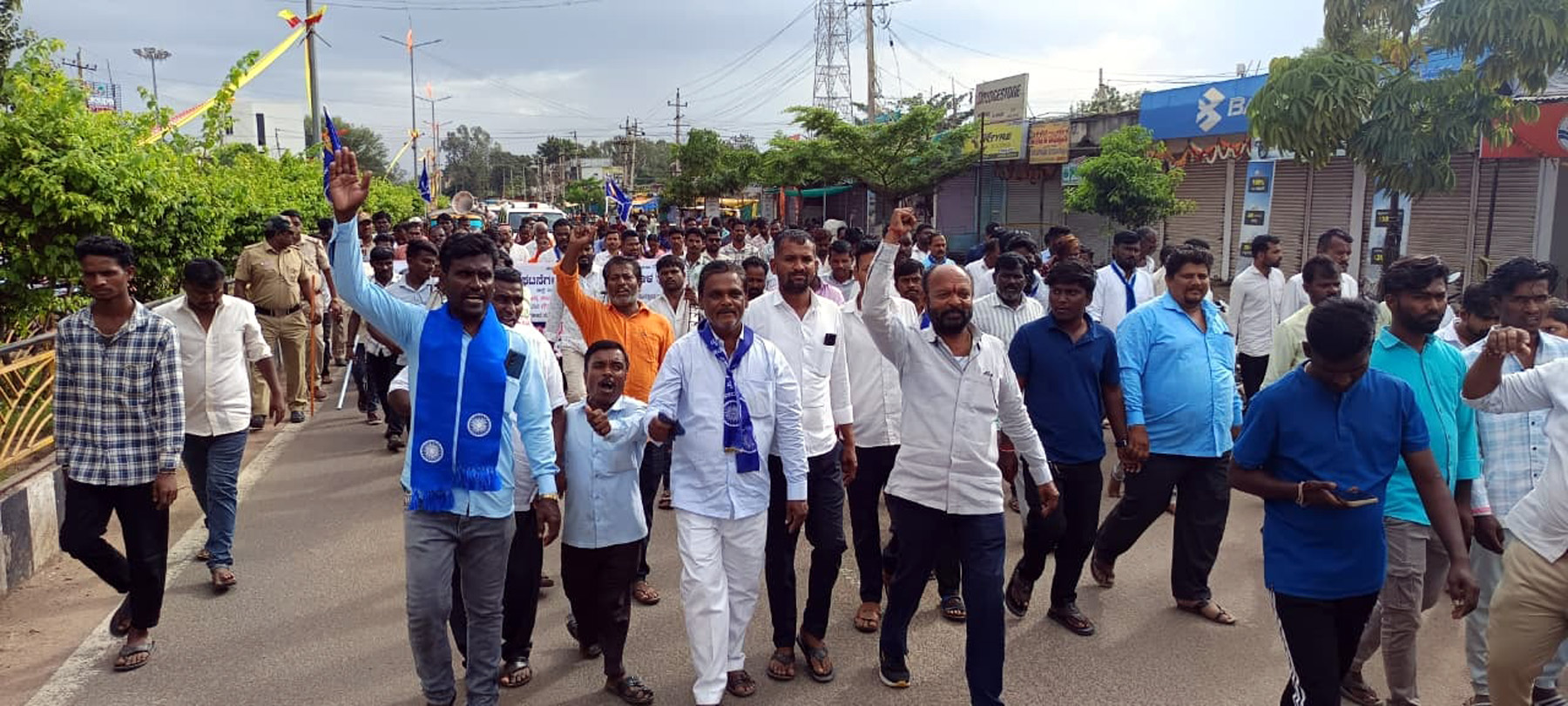 ಫೋಟೋ:31-ಎಂ.ಬಿ.ಎಲ್1ಬಿ ಮುದ್ದೇಬಿಹಾಳ ಪಟ್ಟಣದಲ್ಲಿ ವಿವಿಧ ದಲಿತಪರ ಸಂಘಟನೆಗಳ ಒಕ್ಕೂಟದ ಪದಾಧಿಕಾರಿಗಳುನಾಗರಿಕರು ಶುಕ್ರವಾರ ಪ್ರತಿಭಟನಾ ರ‍್ಯಾಲಿ ನಡೆಸಿದರು.