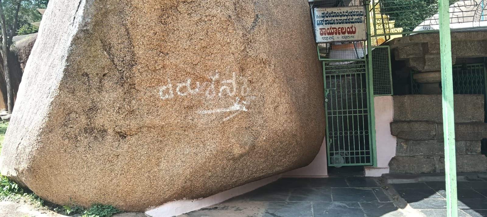 ಹುಲೇಗೊಂದಿ ಸಿದ್ದೇಶ್ವರ ದೇವಾಲಯಕ್ಕೆ ಮಾರ್ಗಸೂಚಿಯನ್ನಾಗಿ ಚಂದ್ರವಳ್ಳಿ ಶಾಸನ ಬಂಡೆ ಬಳಕೆಯಾಗಿರುವುದು