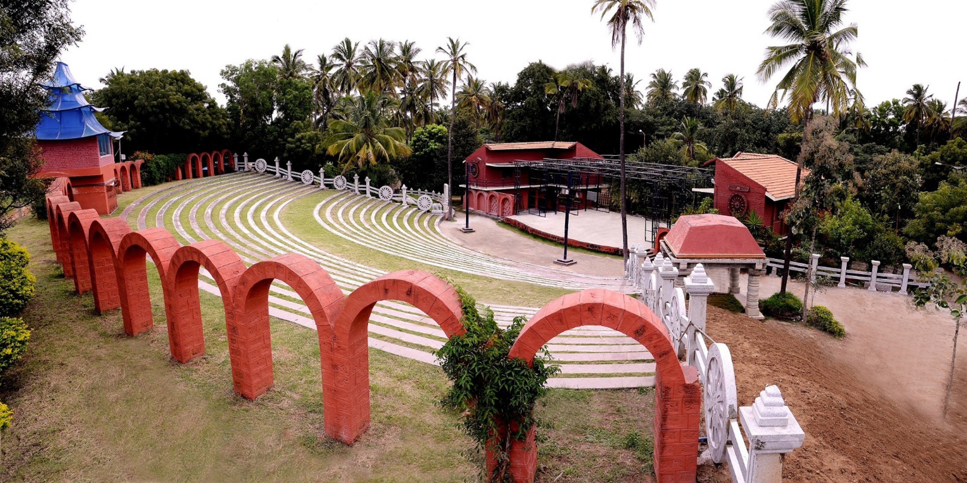 ಹೊಸದುರ್ಗದ ಸಾಣೇಹಳ್ಳಿಯಲ್ಲಿನ ಬಯಲು ರಂಗಮಂದಿರ