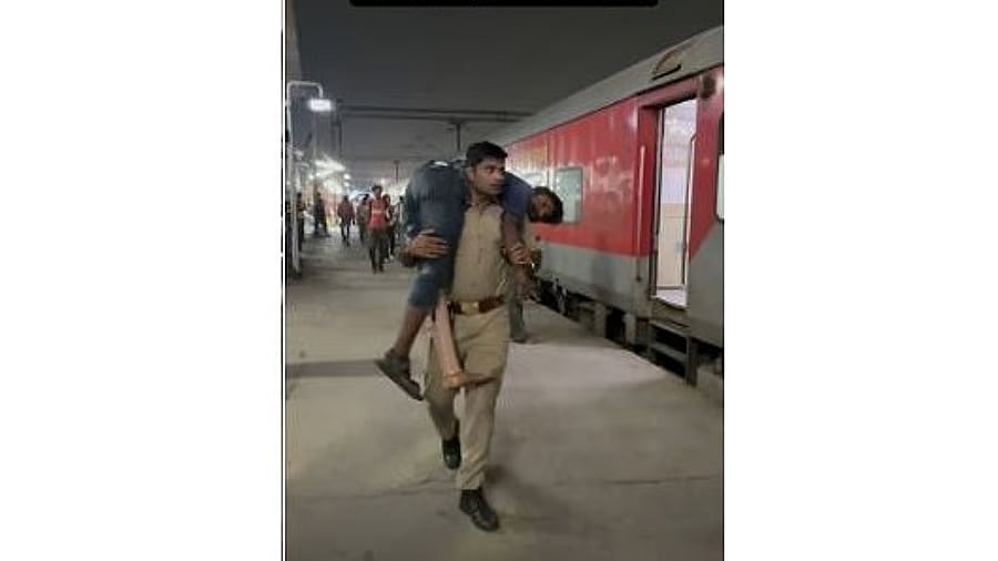 ಮಾನವೀಯತೆಗಿಂತ ದೊಡ್ಡದು ಯಾವುದೂ ಇಲ್ಲ..ಪೊಲೀಸ್‌ ಅಧಿಕಾರಿಯ ಕಾರ್ಯಕ್ಕೆ ಮೆಚ್ಚುಗೆ