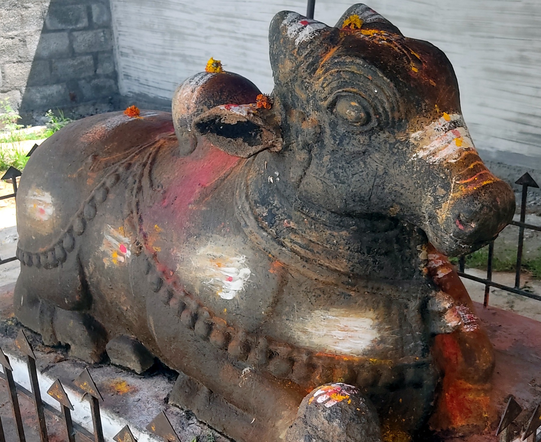 ಯರಿಯೂರಿನಲ್ಲಿ ಅಂದ ಕಳೆದುಕೊಂಡ ಬಸವಶಿಲ್ಪ