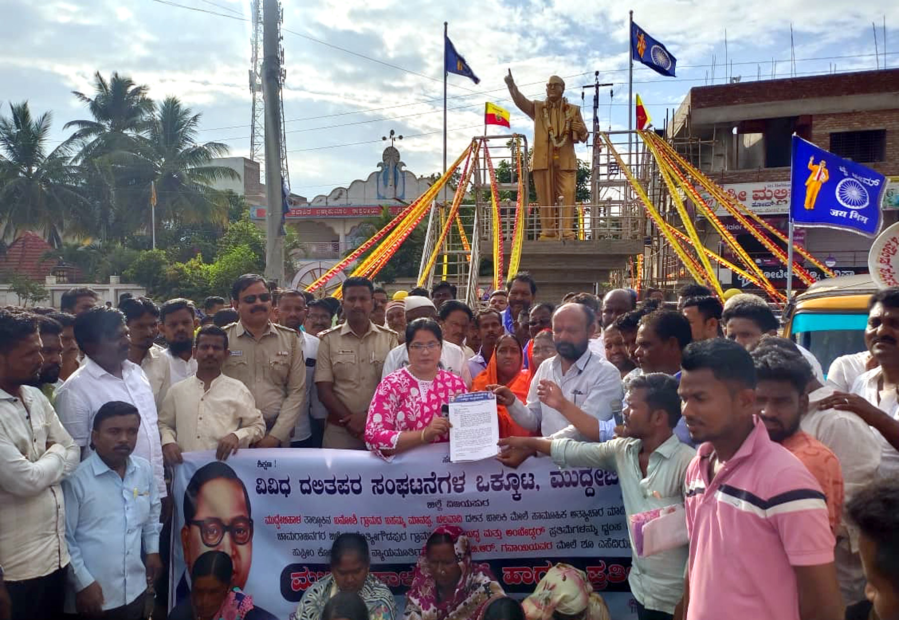 ಫೋಟೋ:31-ಎಂ.ಬಿ.ಎಲ್1ಸಿ ಮುದ್ದೇಬಿಹಾಳ ಪಟ್ಟಣದ ಅಂಬೇಡ್ಕರ್ ವೃತ್ತದಲ್ಲಿ ದಲಿತಪರ ಸಂಘಟನೆ ಪದಾಧಿಕಾರಿಗಳು ತಹಶೀಲ್ದಾರ್‌ಗೆ ಮನವಿ ಪತ್ರ ಸಲ್ಲಿಸಿದರು.