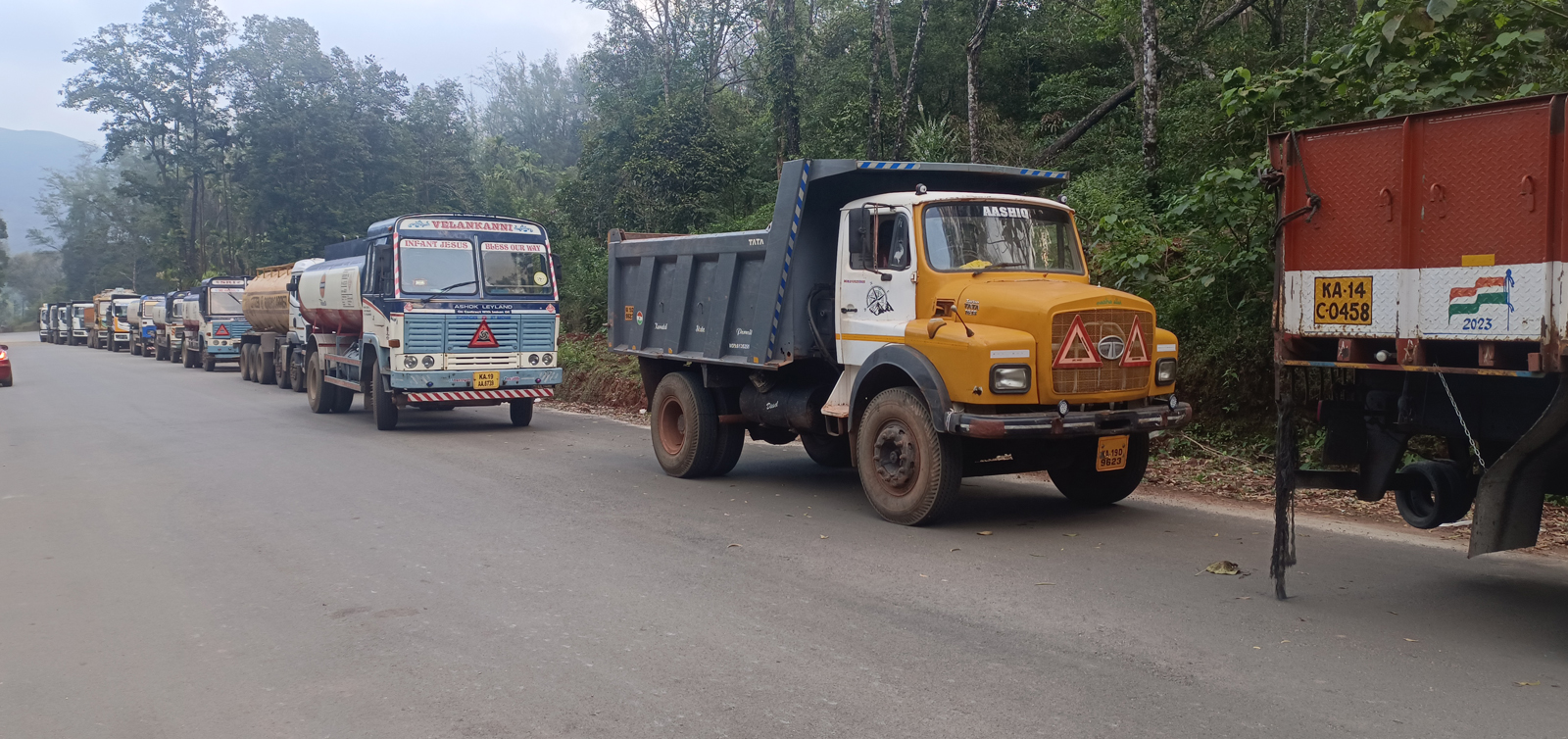 ಶೃಂಗೇರಿಯಿಂದ ಮಂಗಳೂರಿಗೆ ತೆರಳುವ ರಸ್ತೆಯಲ್ಲಿ ವಾಹನ ಸಾಲುಗಟ್ಟಿ ನಿಂತಿರುವುದು