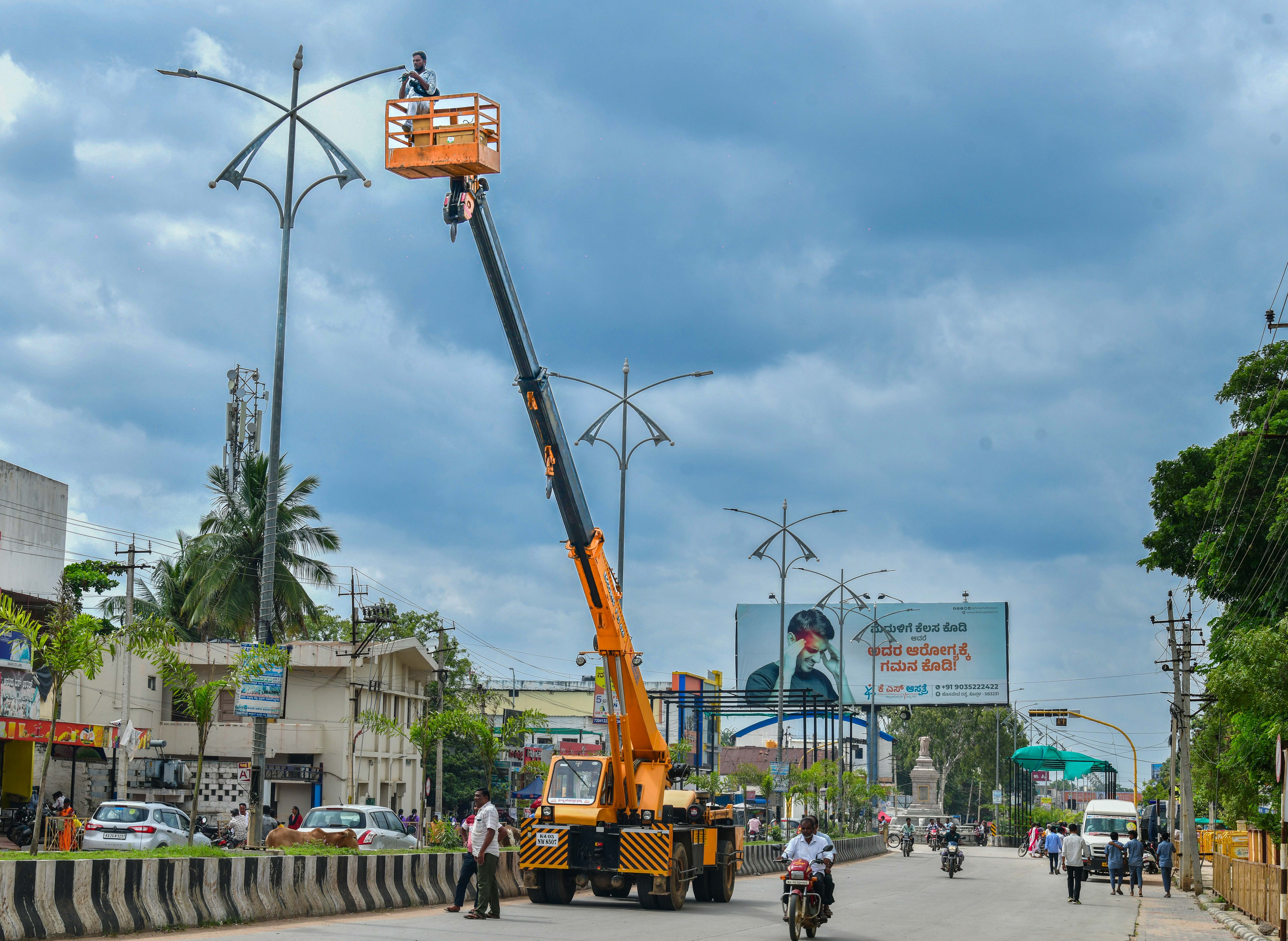 ಕೊಪ್ಪಳದಲ್ಲಿ ಶುಕ್ರವಾರ ಬೀದಿ ದೀಪ ದುರಸ್ತಿ ಮಾಡಲಾಯಿತು