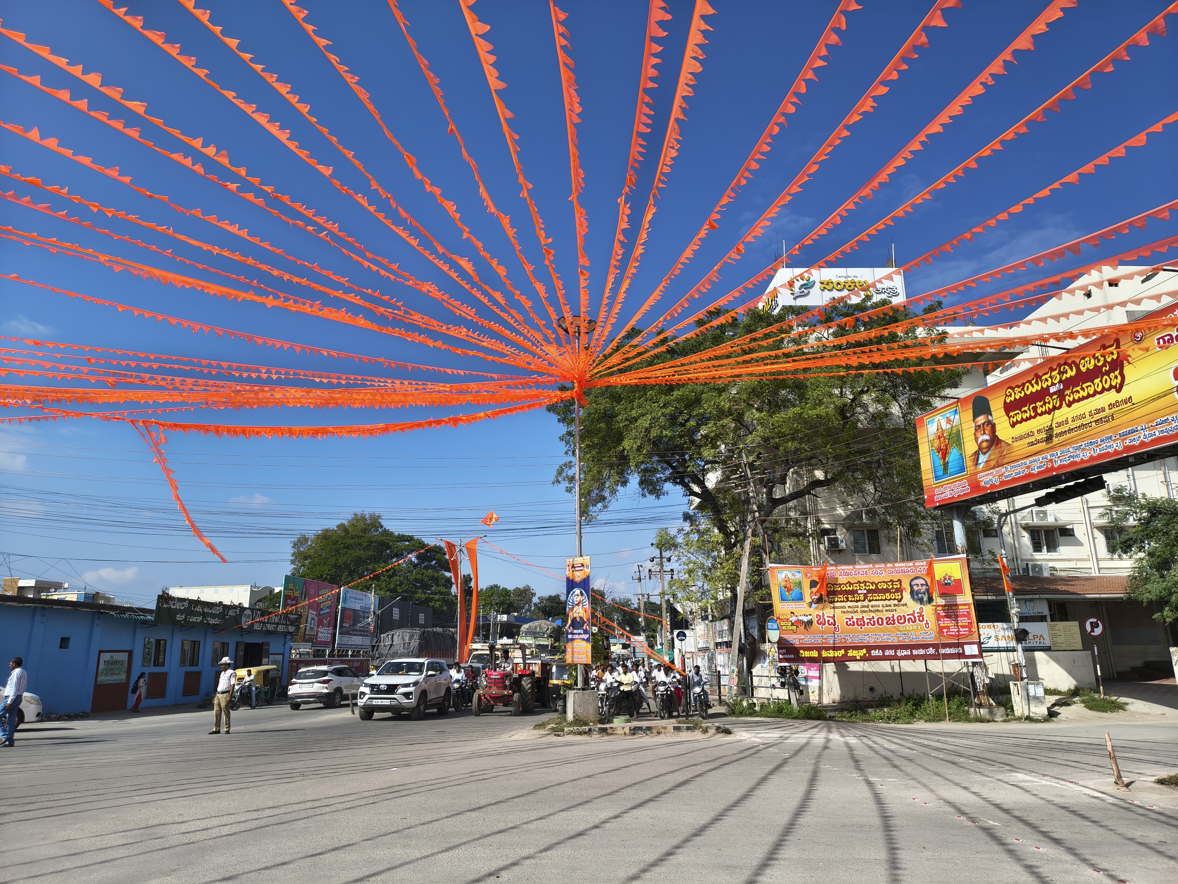 ರಾಯಚೂರಿನ ಬಸವೇಶ್ವರ ವೃತ್ತದಲ್ಲಿ ಕೇಸರಿ ಬಂಟಿಂಗ್ಸ್ ಅಳವಡಿಸಲಾಗಿದೆ